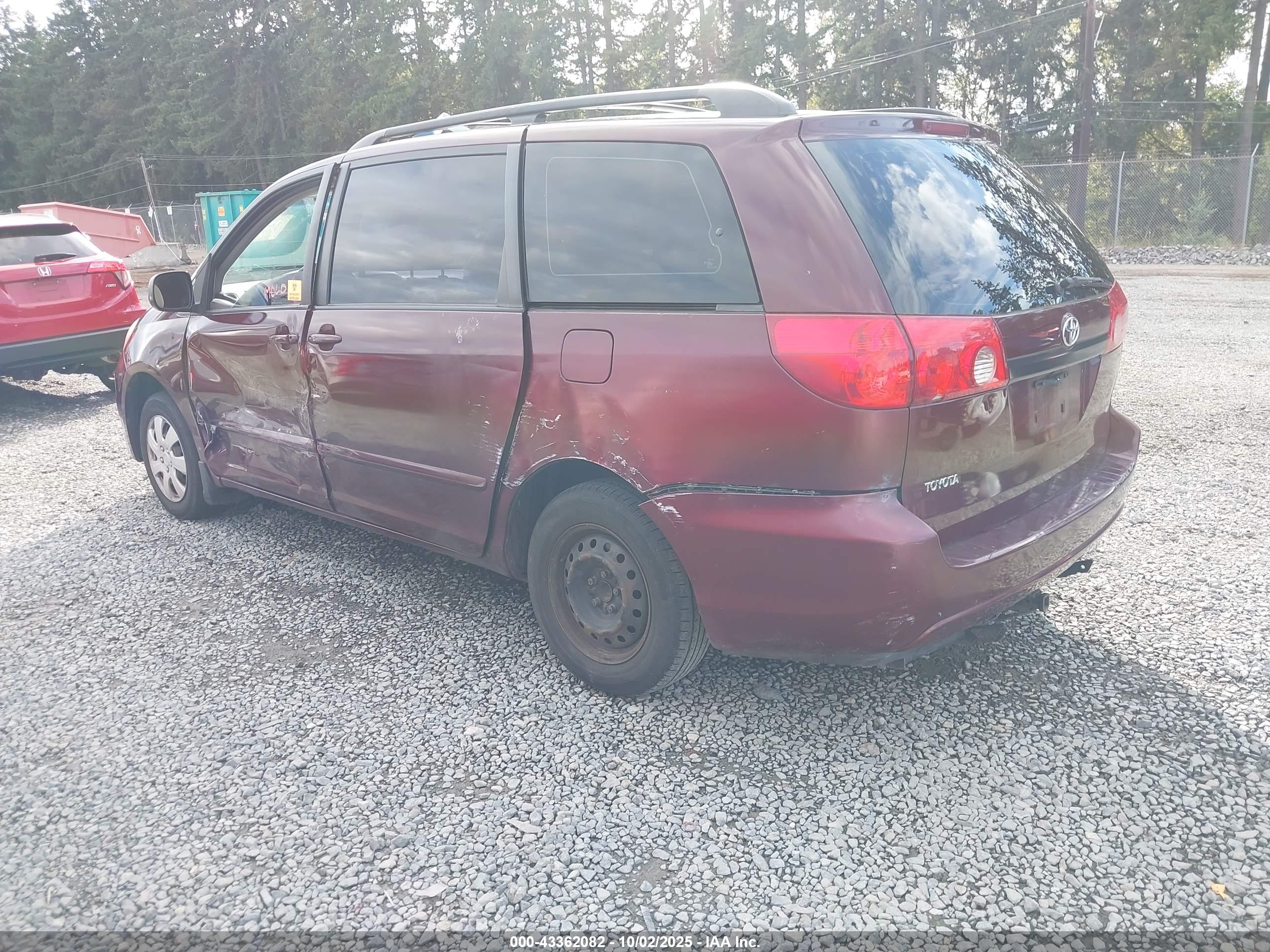 TOYOTA SIENNA image 3