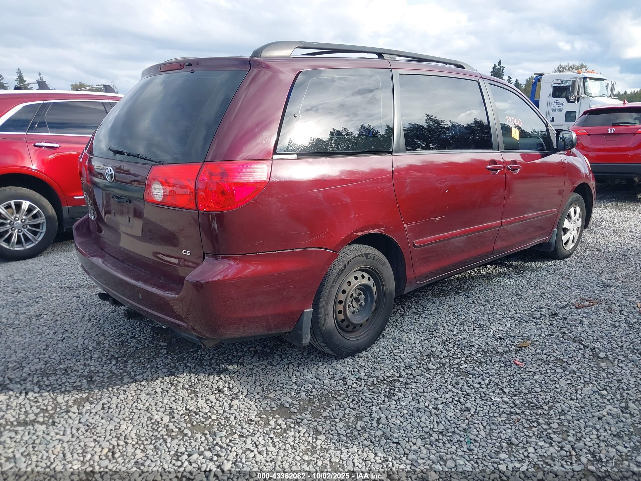 TOYOTA SIENNA image 4
