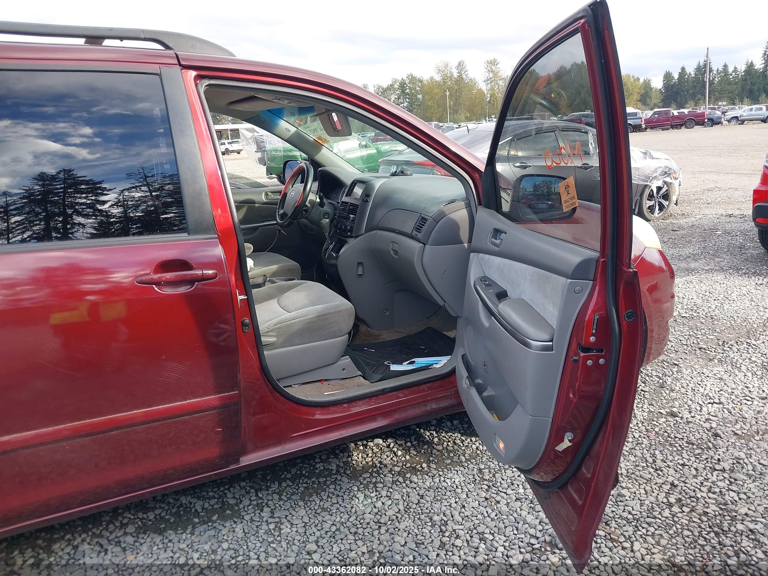 TOYOTA SIENNA image 5