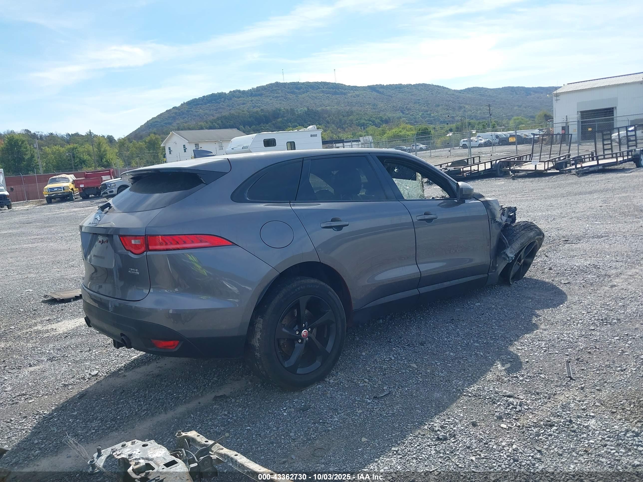JAGUAR F-PACE image 4