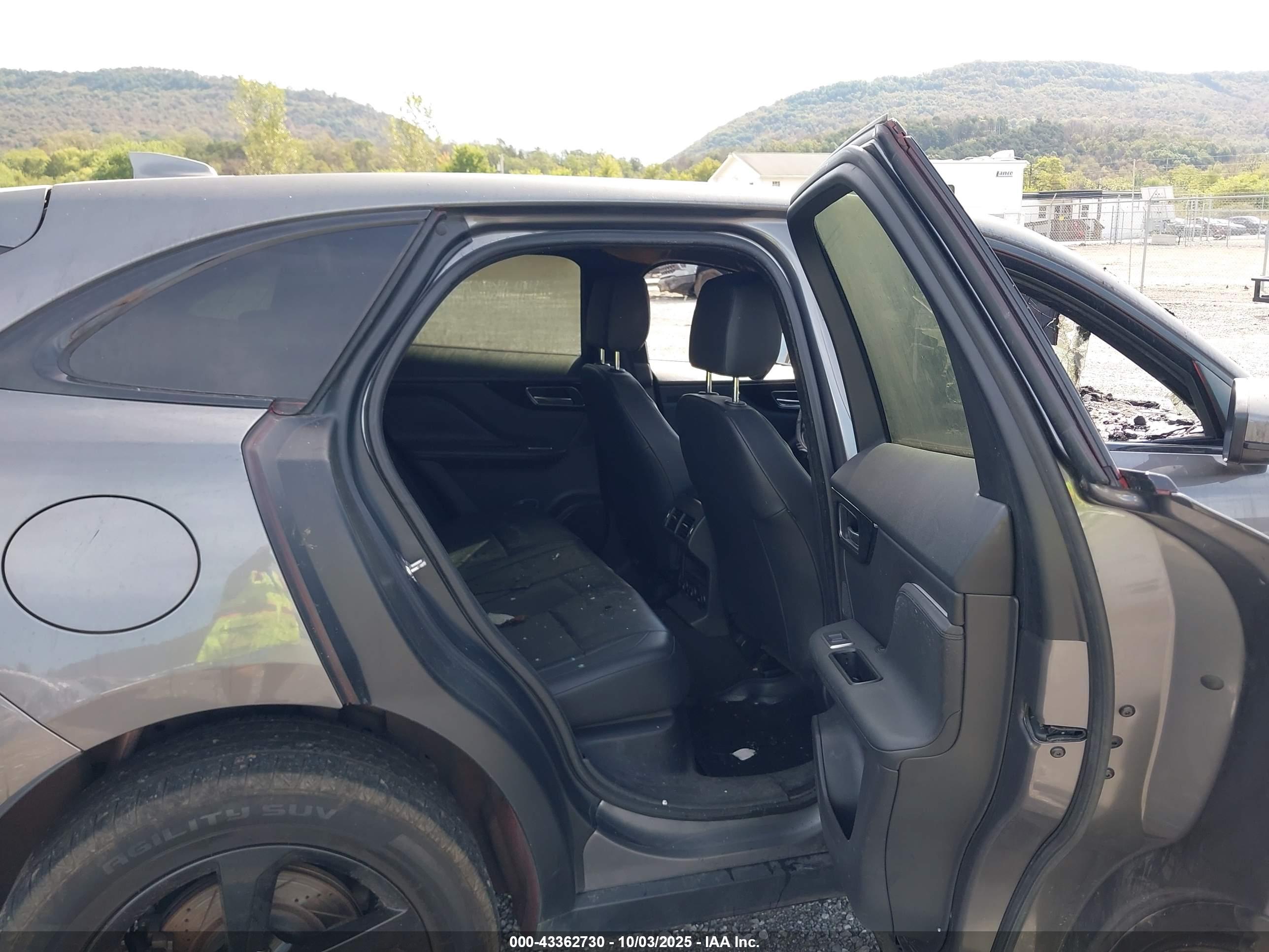 JAGUAR F-PACE image 8