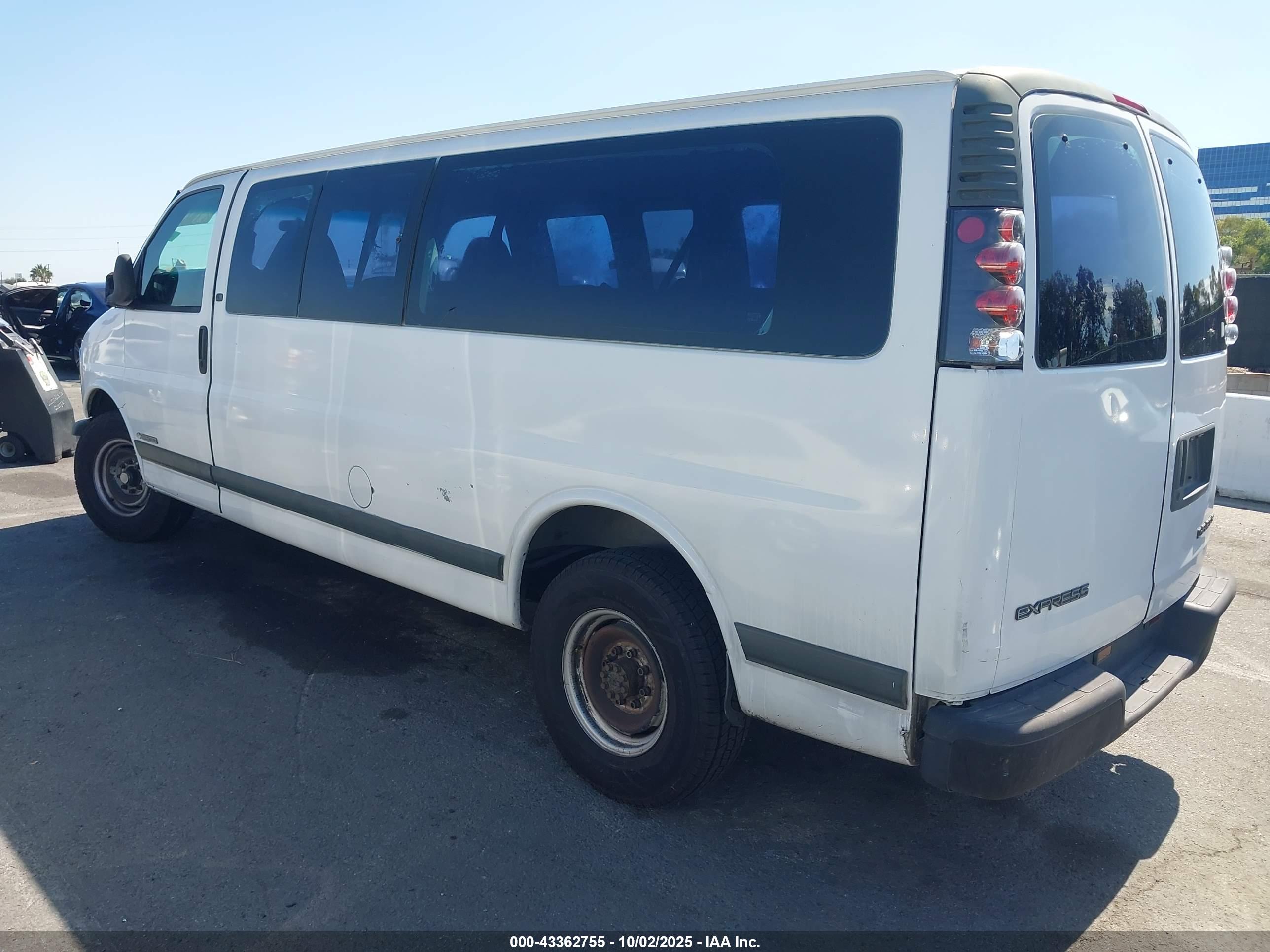 CHEVROLET EXPRESS image 3