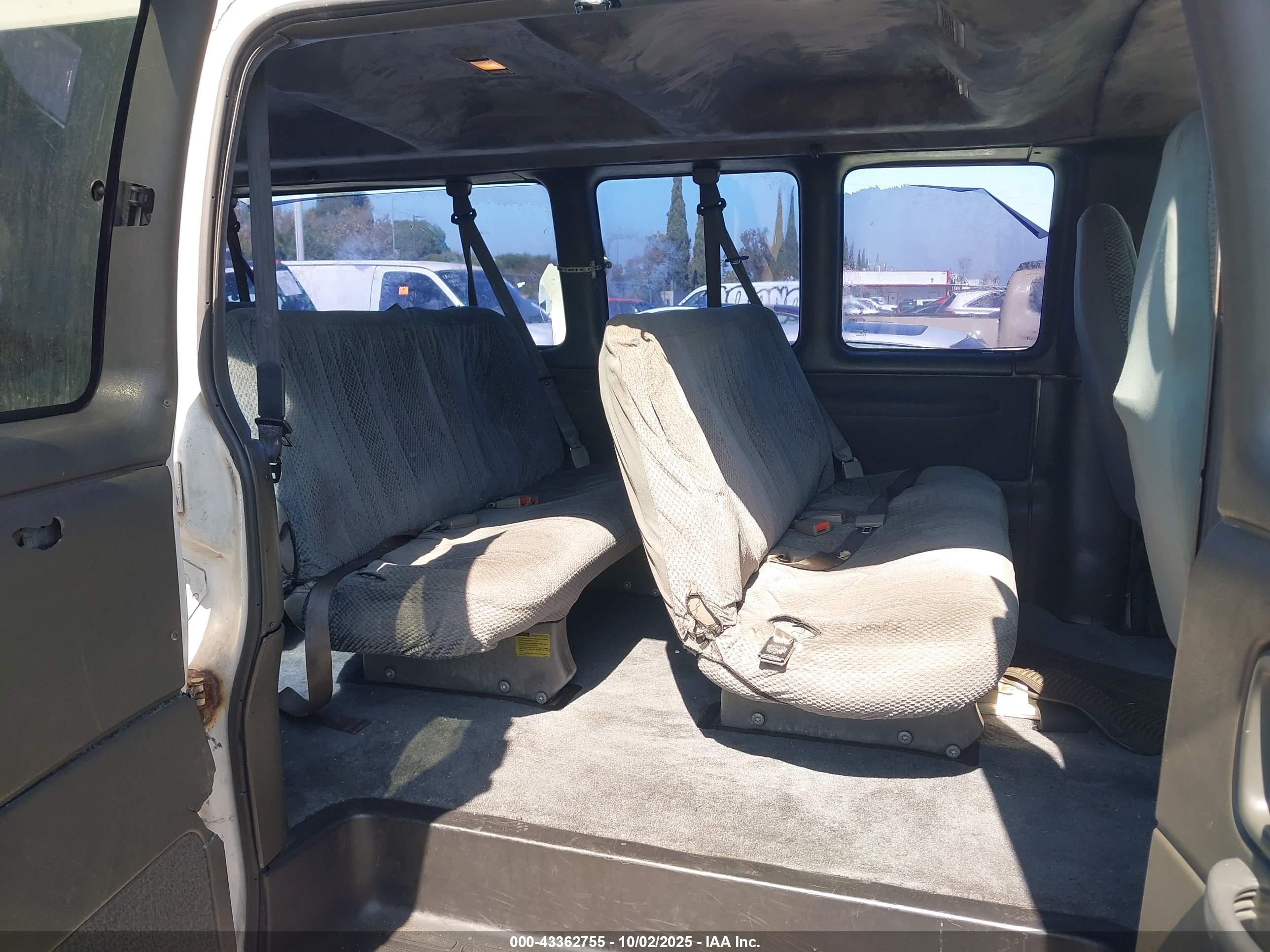 CHEVROLET EXPRESS image 8