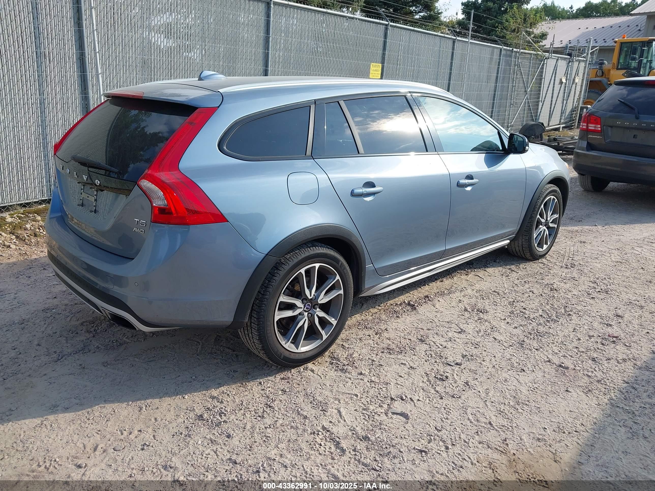 VOLVO V60 image 4