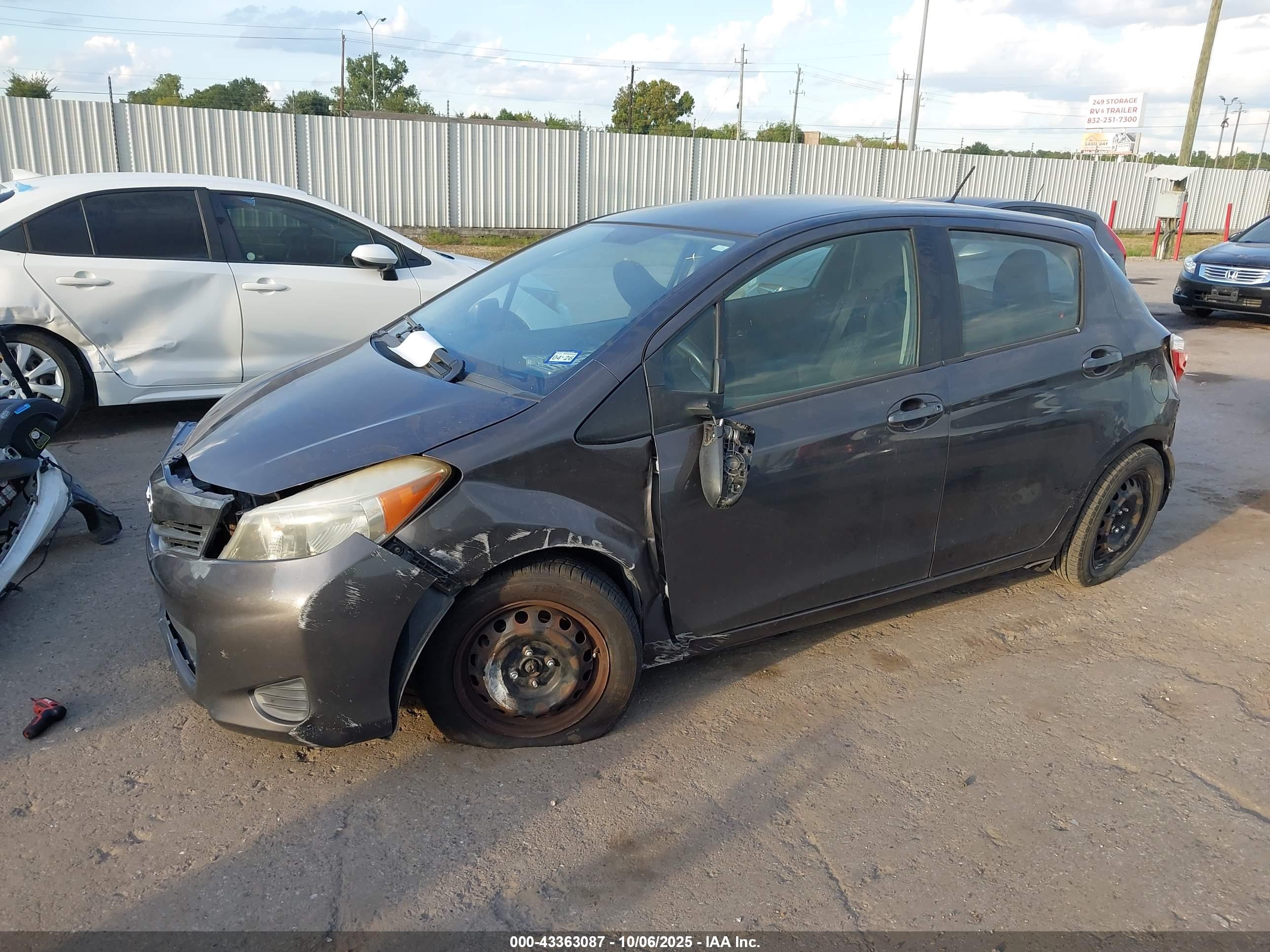 TOYOTA YARIS image 2