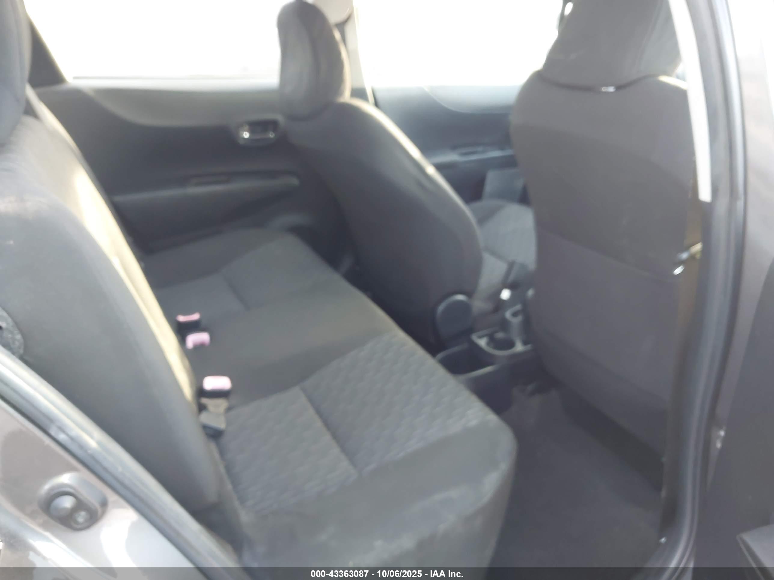 TOYOTA YARIS image 8