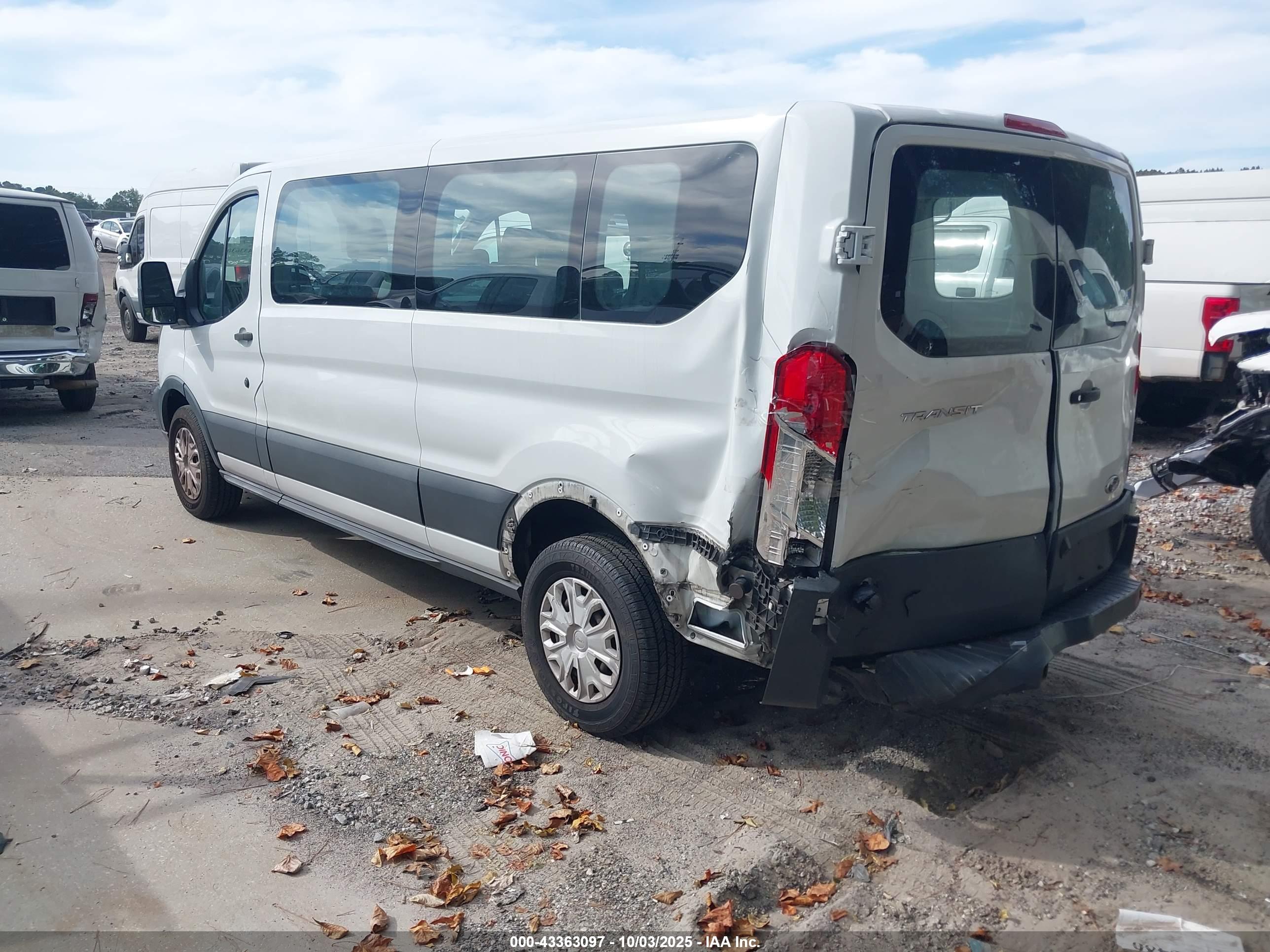 FORD TRANSIT-350 image 3