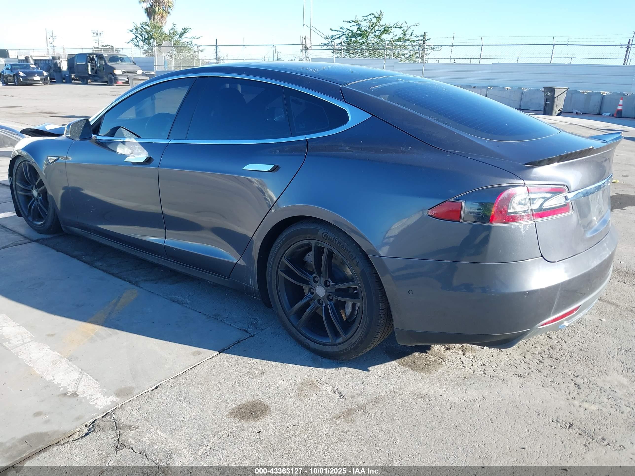 TESLA MODEL image 3