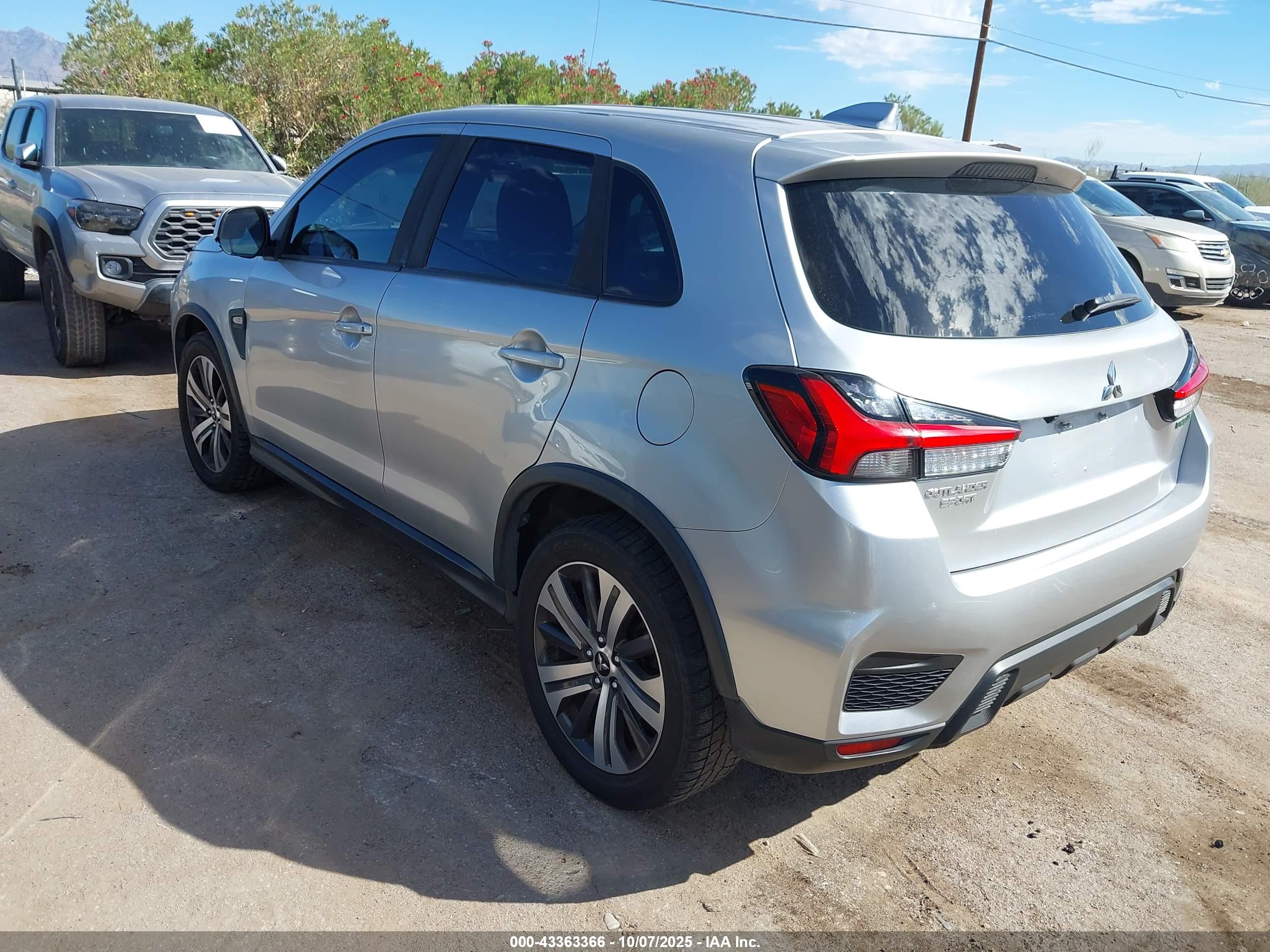 MITSUBISHI OUTLANDER image 3