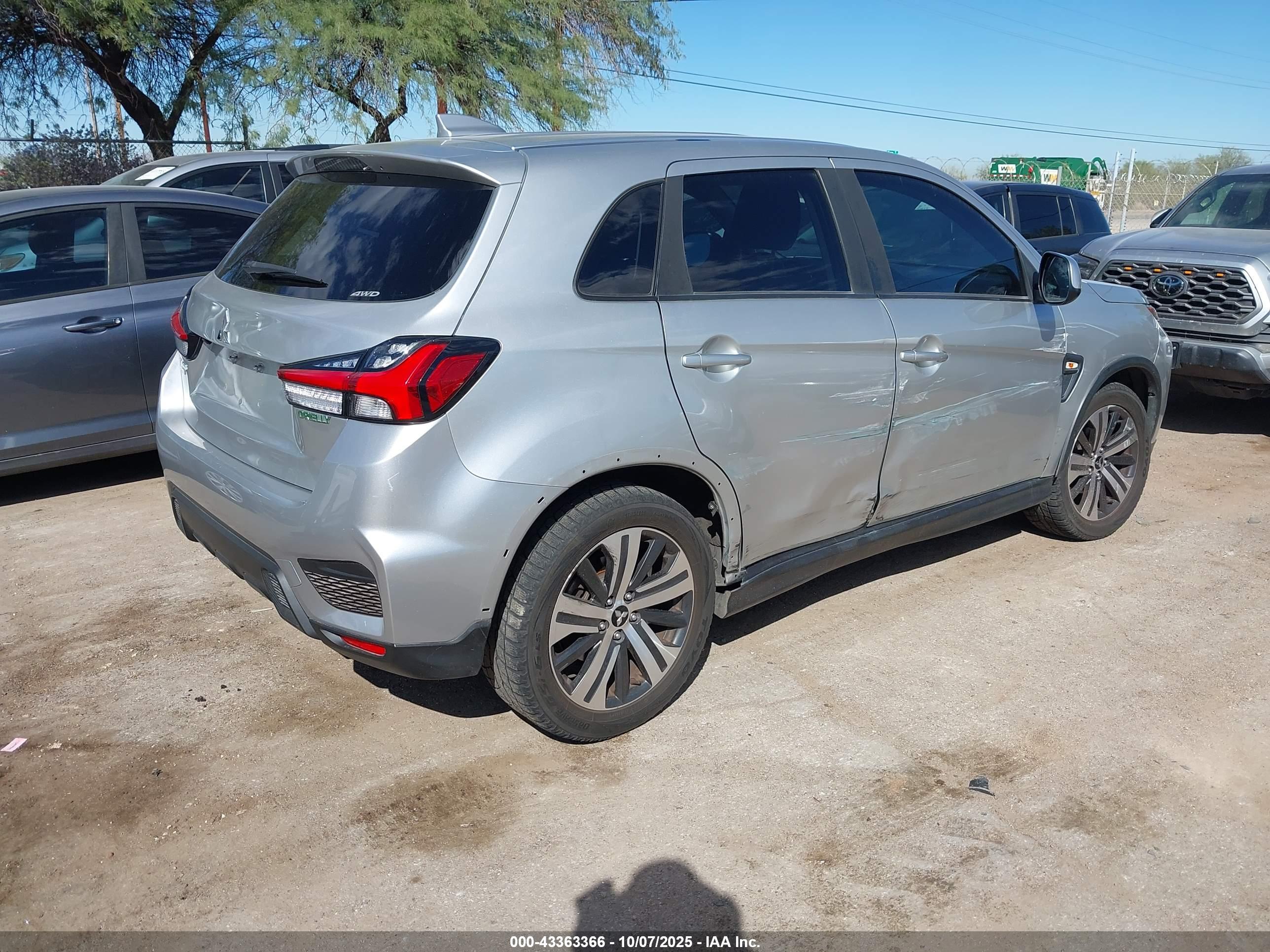 MITSUBISHI OUTLANDER image 4