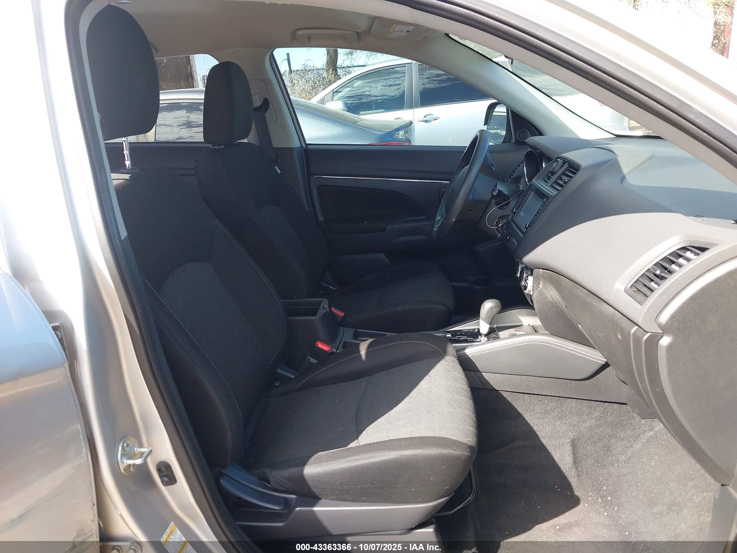 MITSUBISHI OUTLANDER image 5