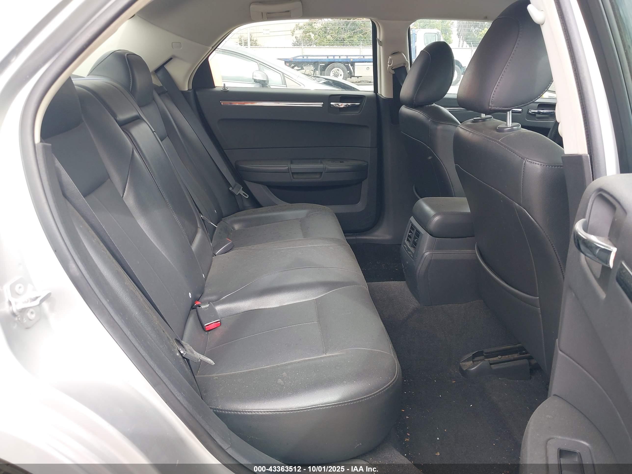 CHRYSLER 300 image 8
