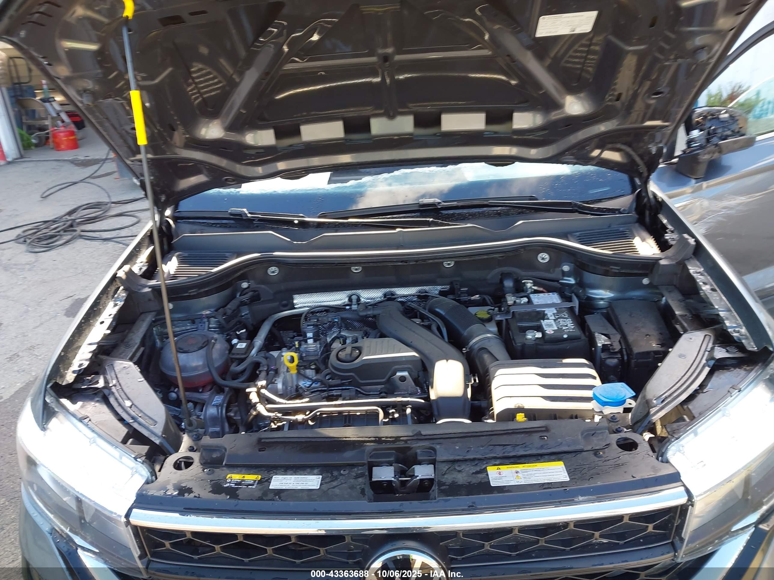 VOLKSWAGEN TAOS image 10