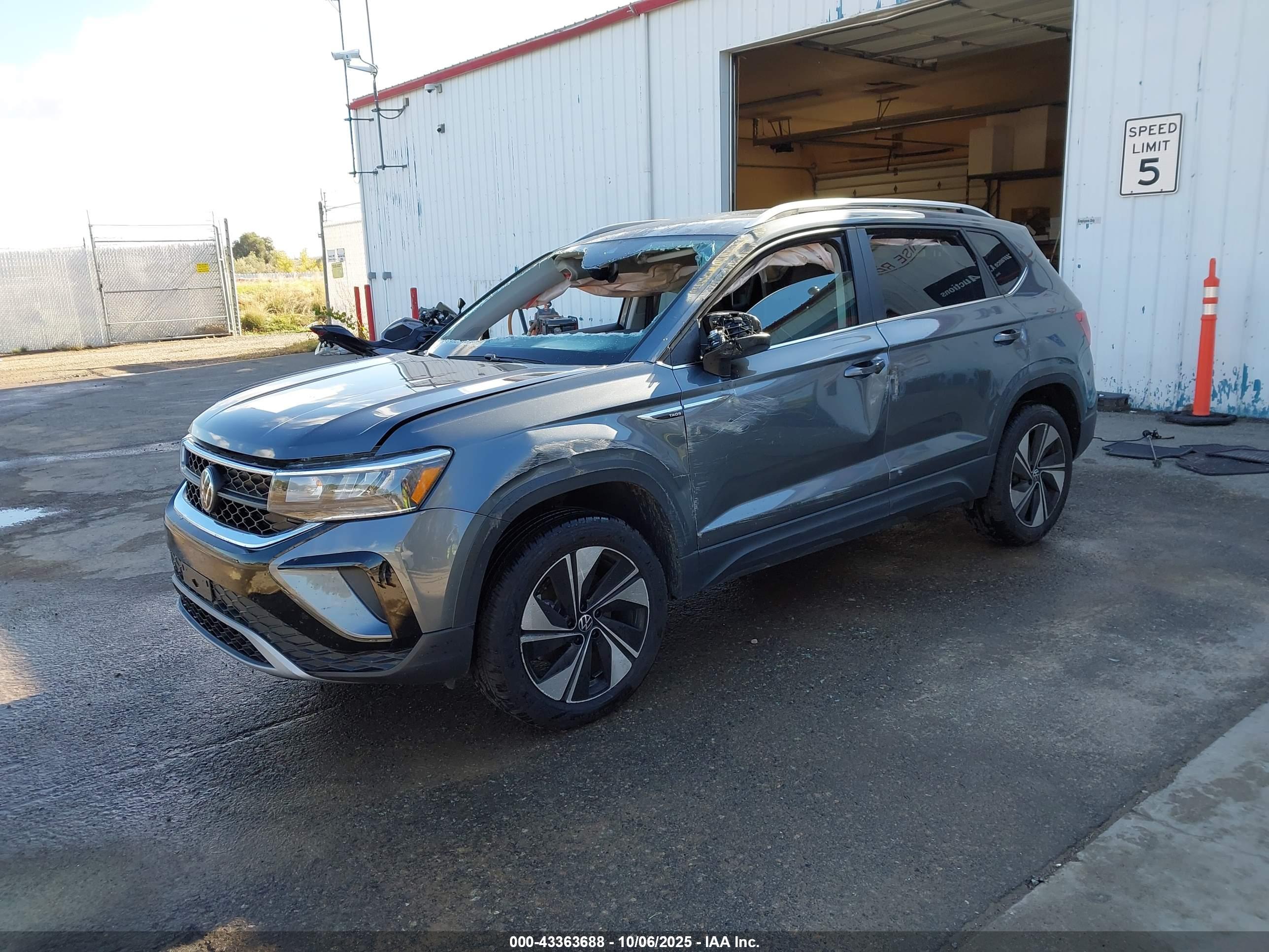 VOLKSWAGEN TAOS image 2
