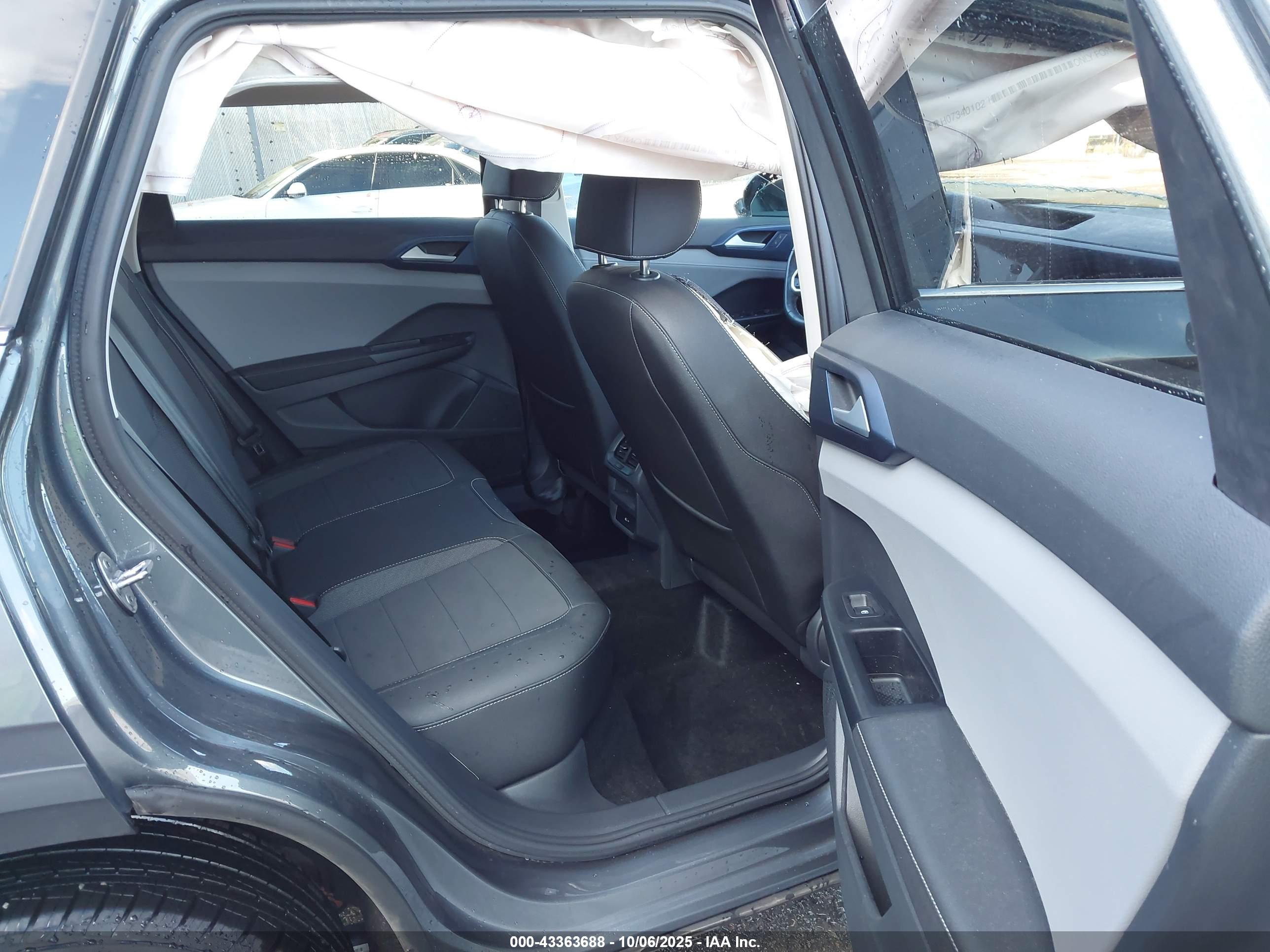 VOLKSWAGEN TAOS image 8