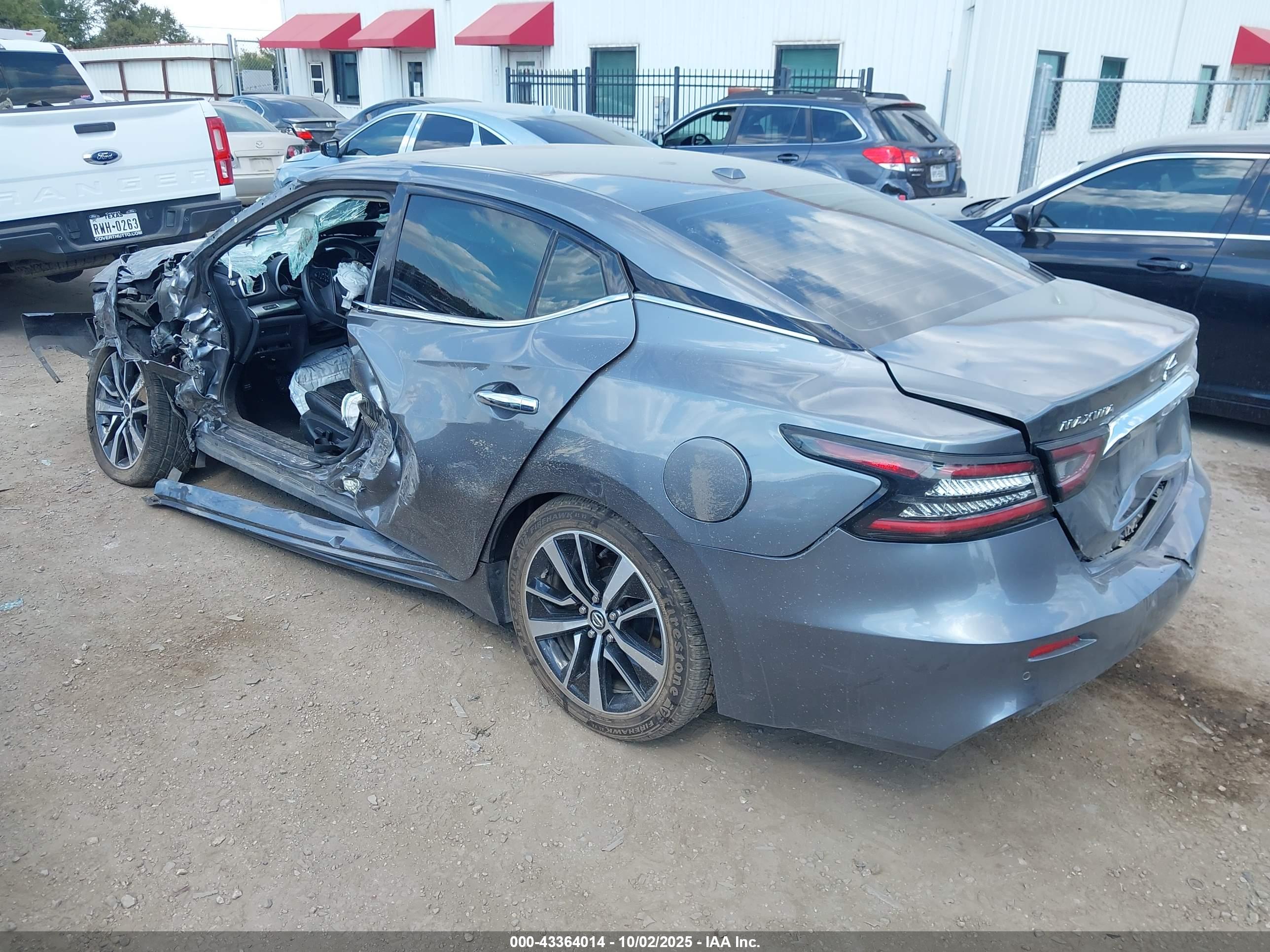 NISSAN MAXIMA image 3