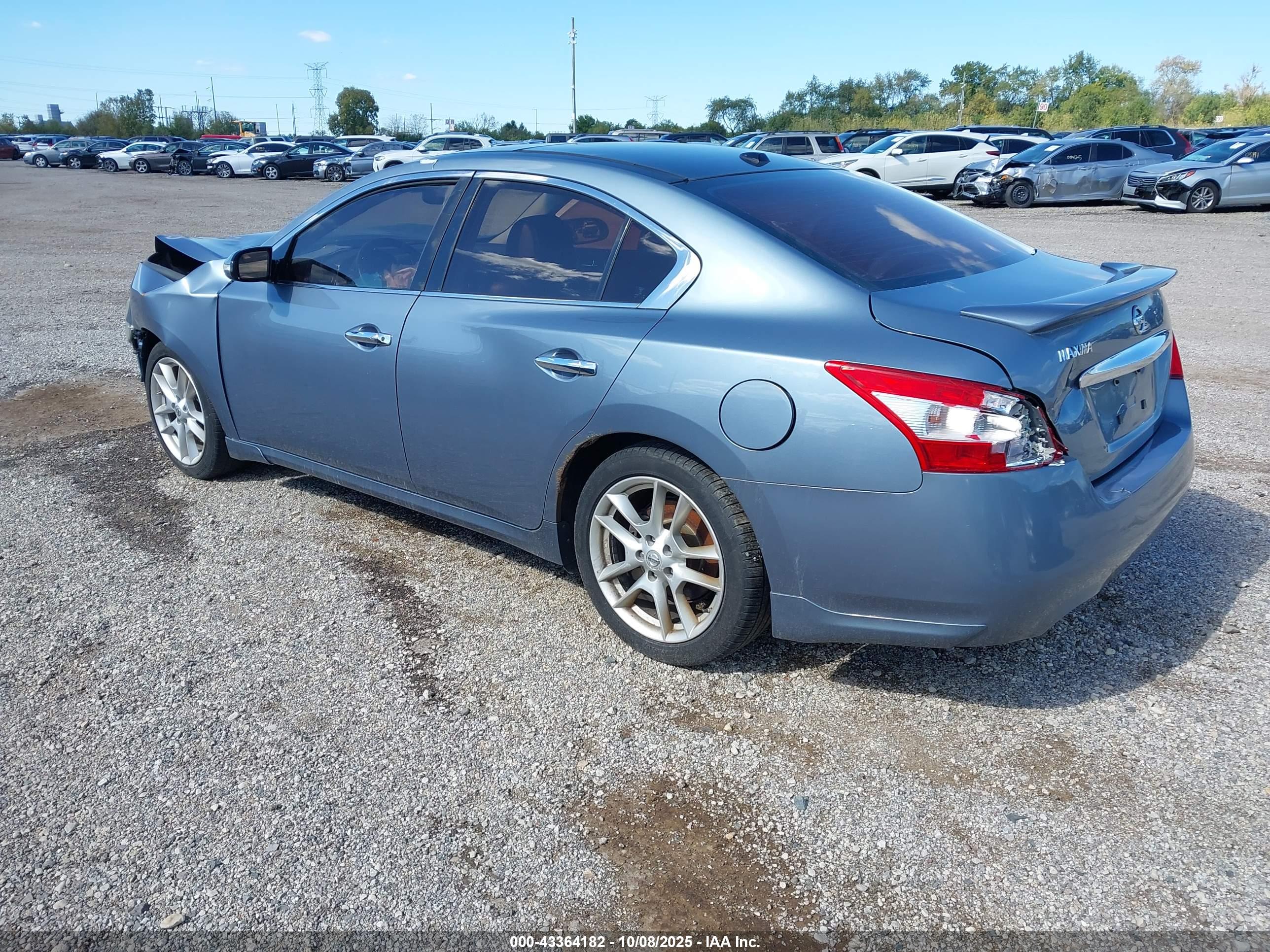 NISSAN MAXIMA image 3
