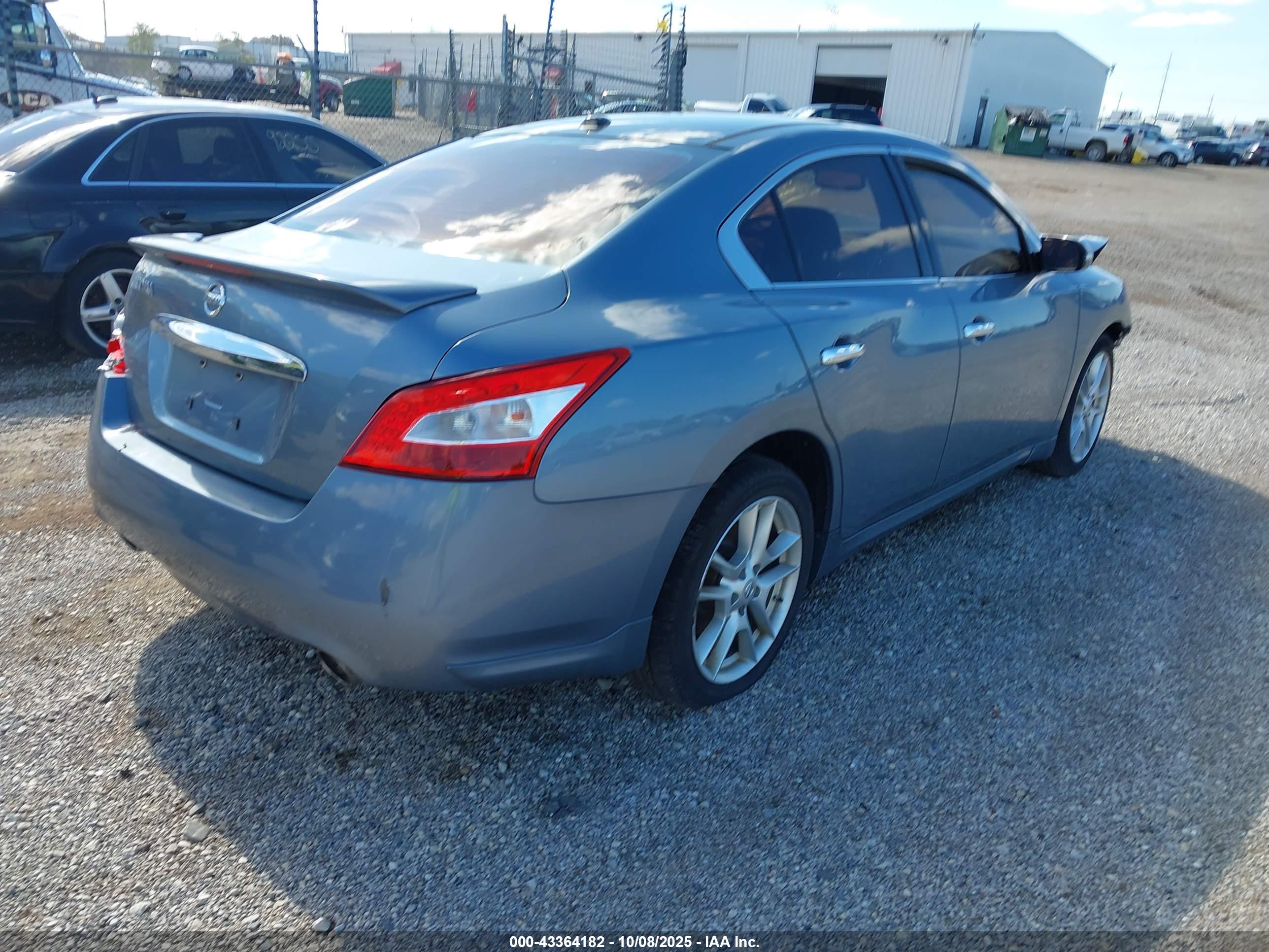 NISSAN MAXIMA image 4
