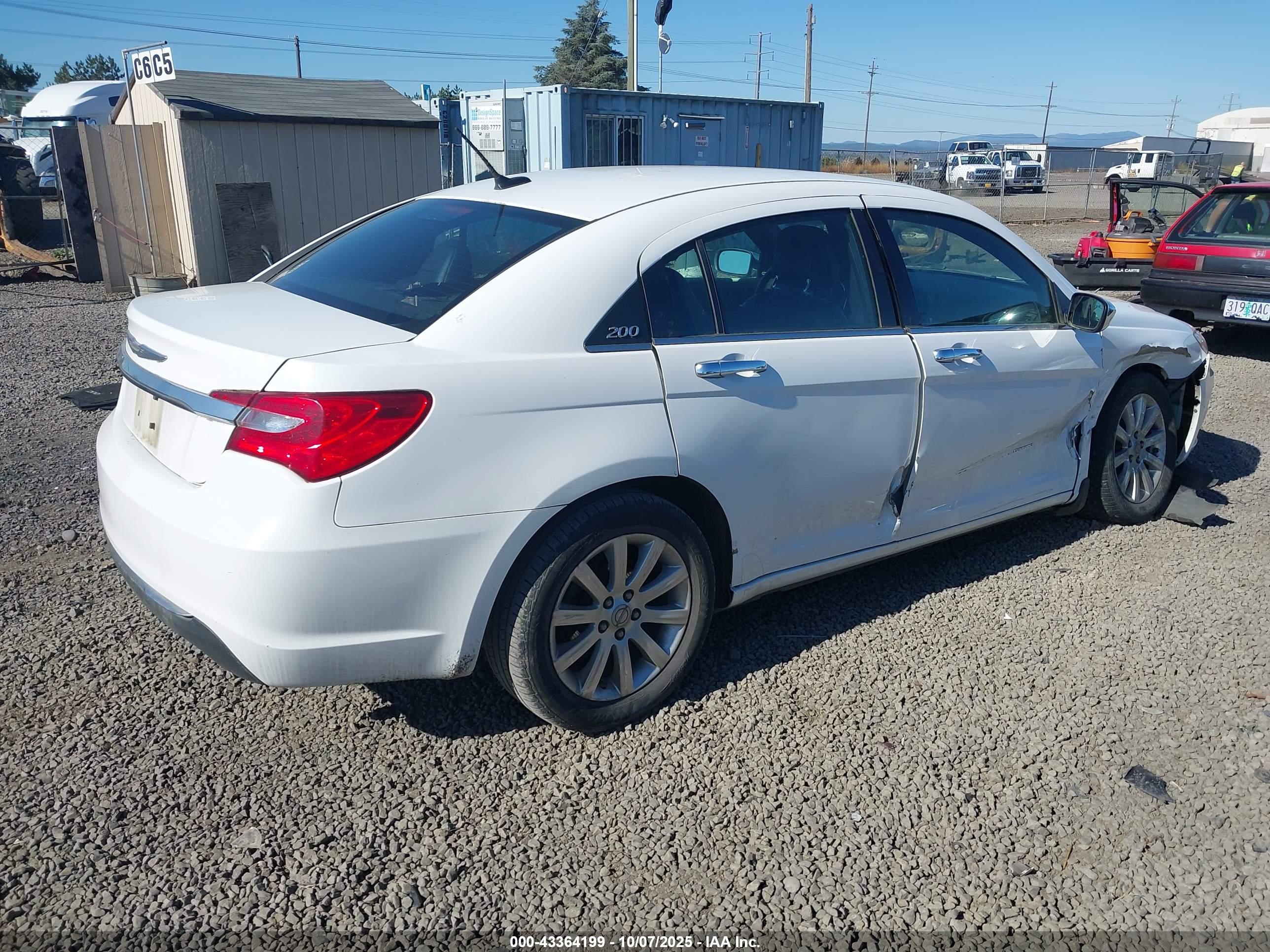 CHRYSLER 200 image 4