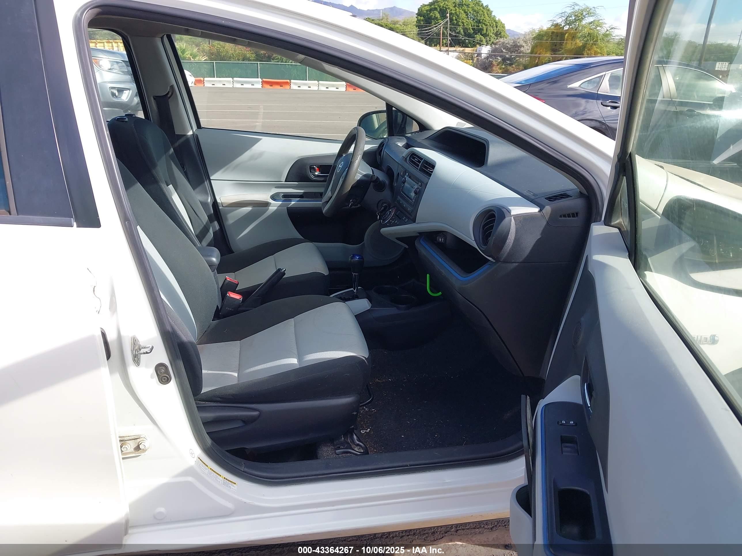 TOYOTA PRIUS image 5