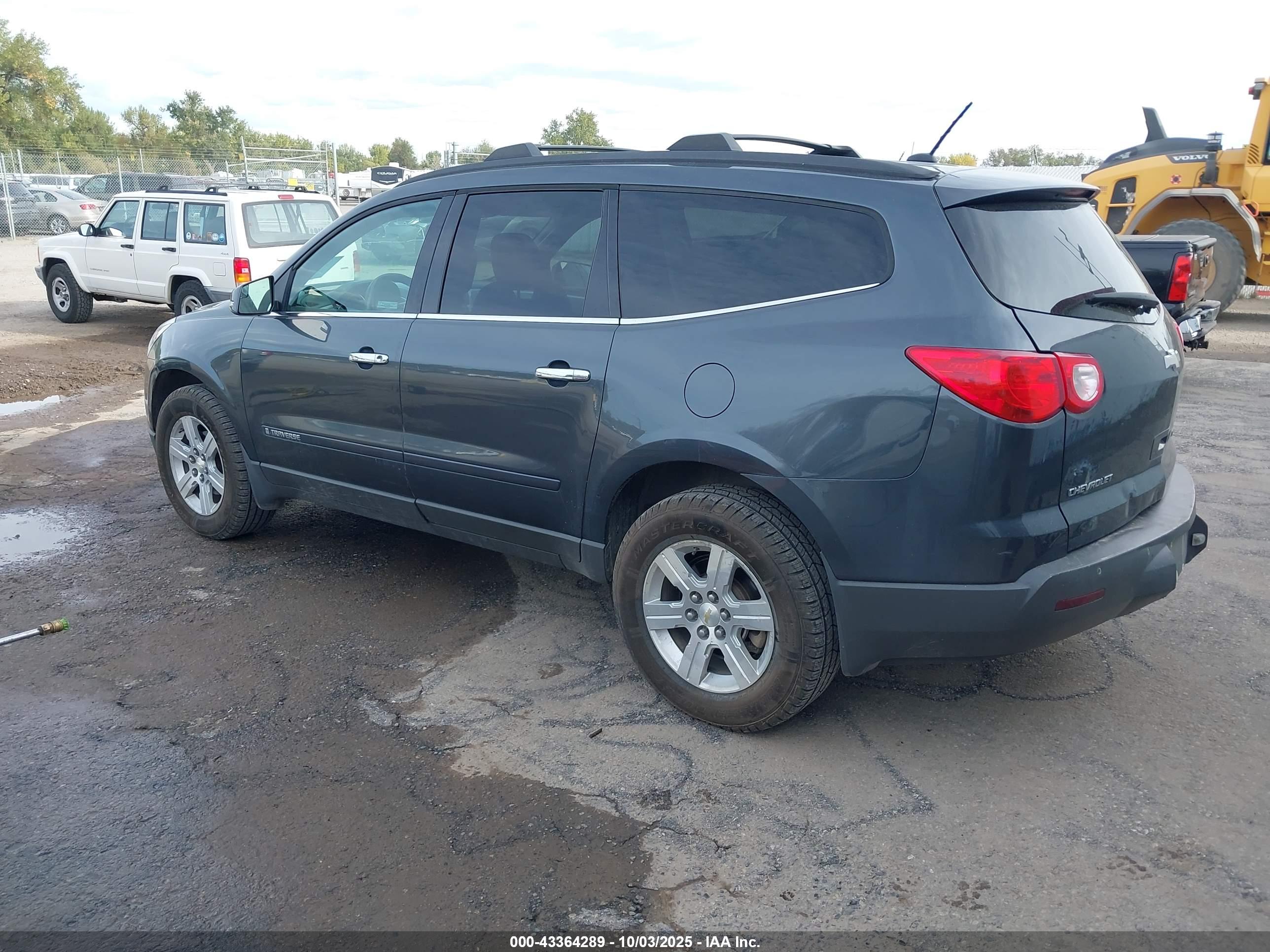 CHEVROLET TRAVERSE image 3