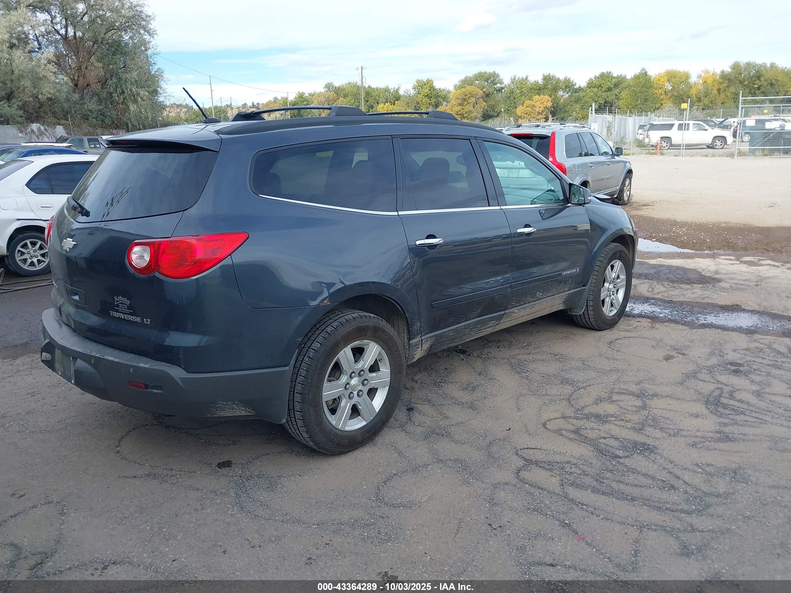 CHEVROLET TRAVERSE image 4