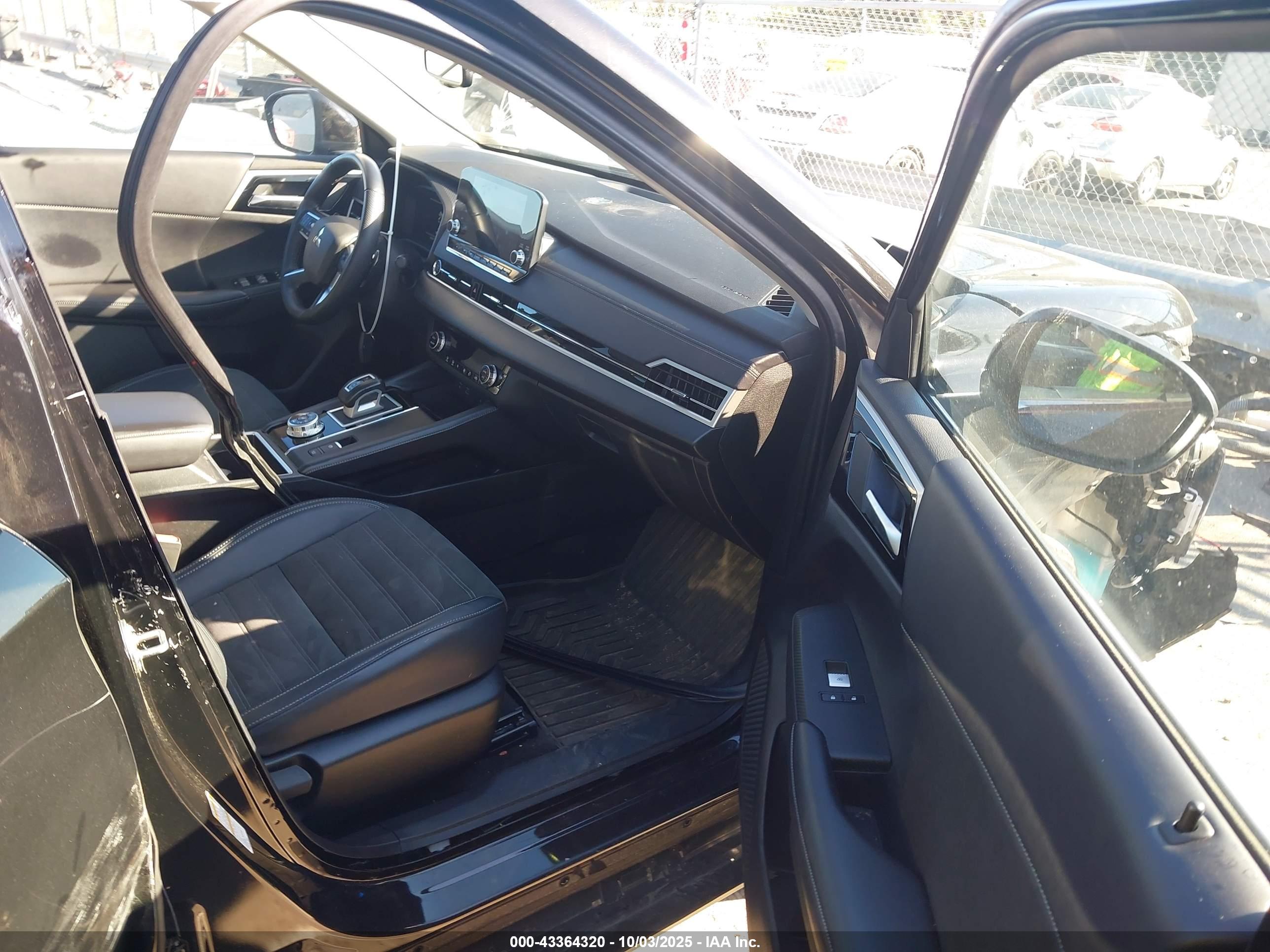 MITSUBISHI OUTLANDER image 5
