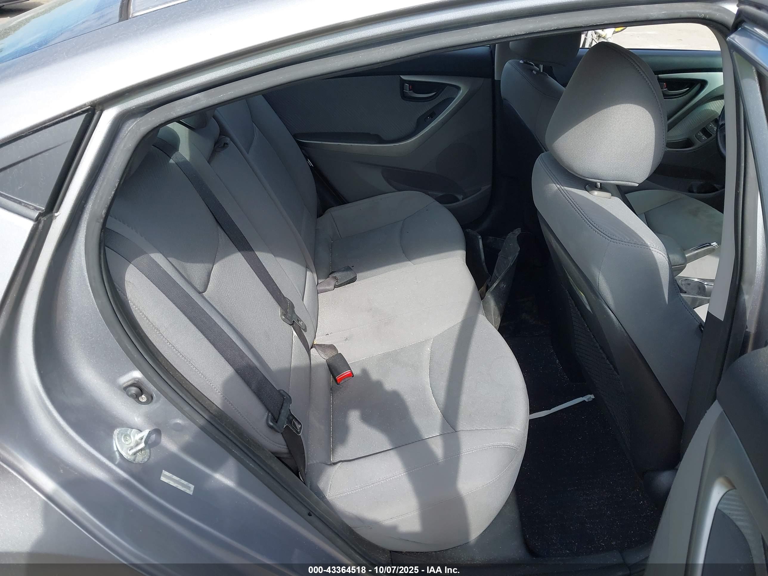 HYUNDAI ELANTRA image 8