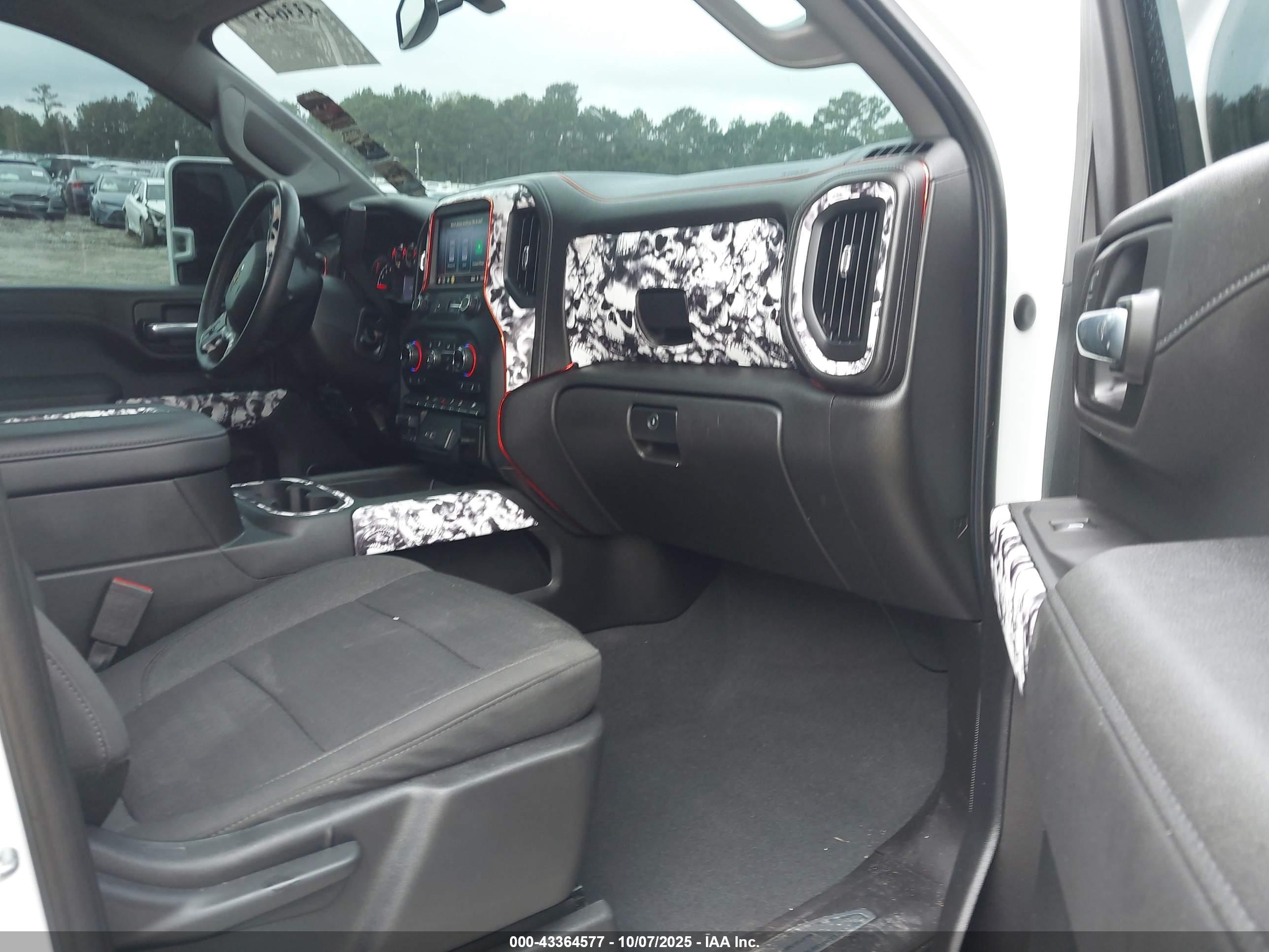 CHEVROLET SILVERADO image 7