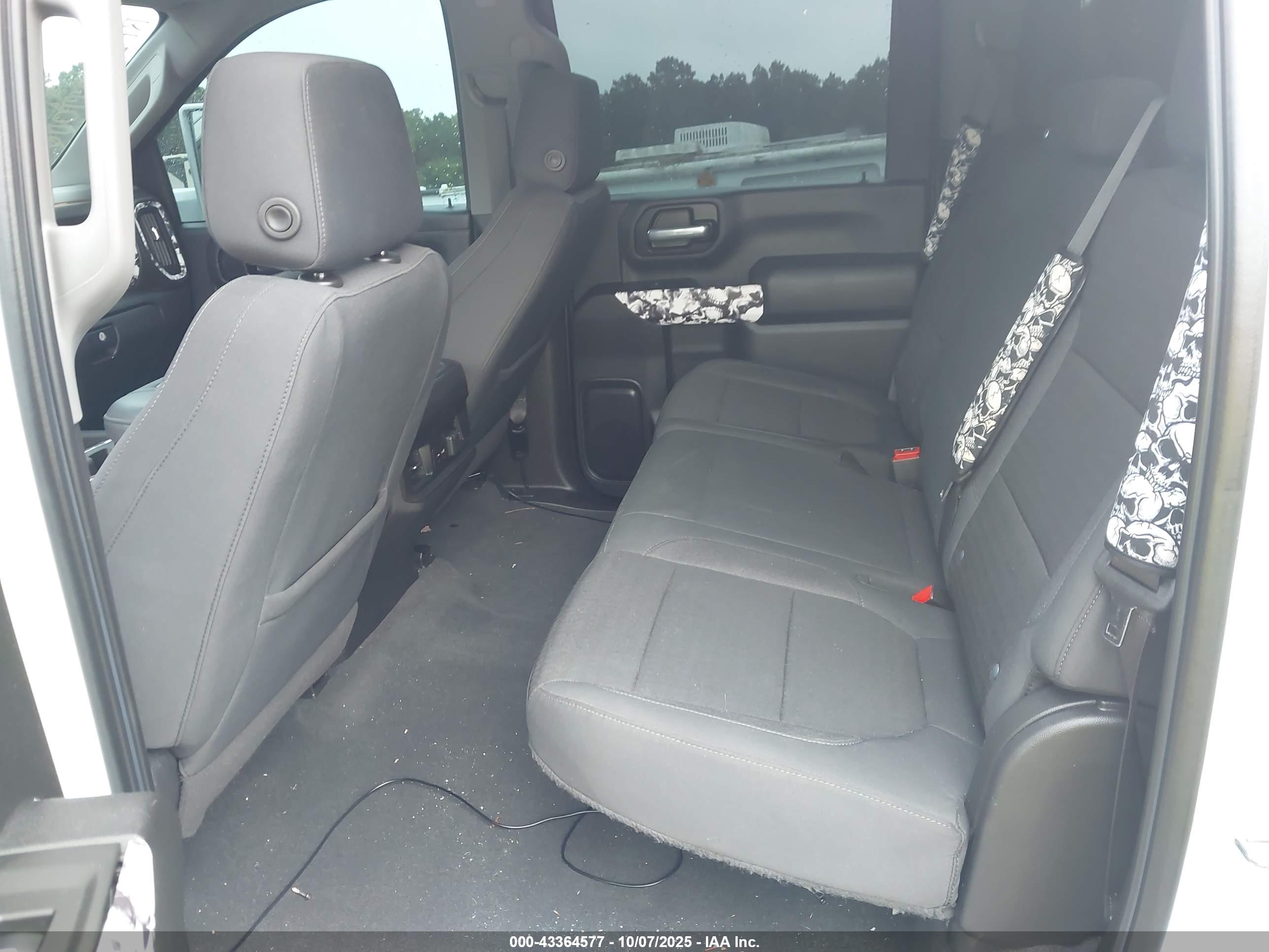 CHEVROLET SILVERADO image 8