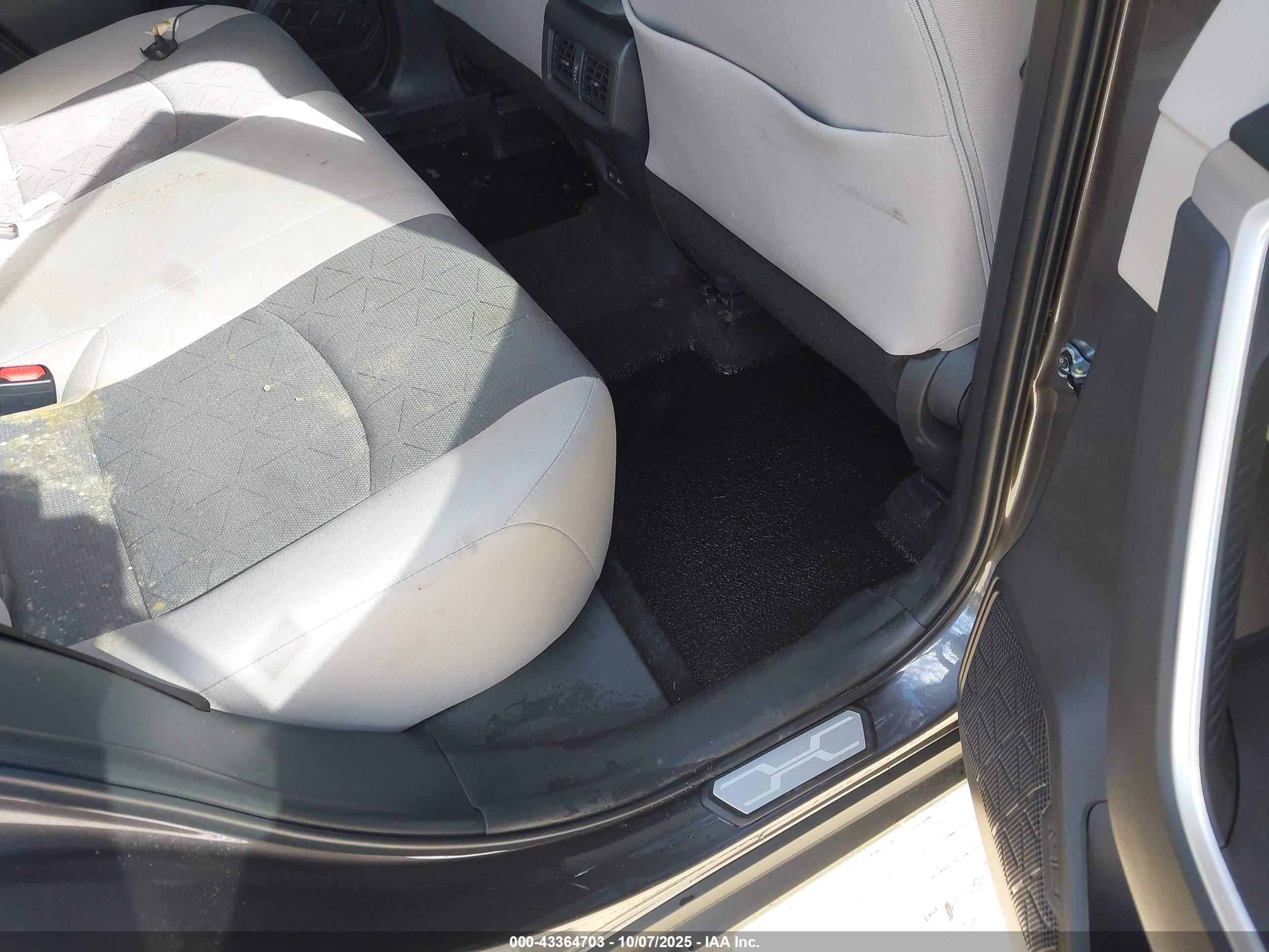 TOYOTA RAV4 image 8