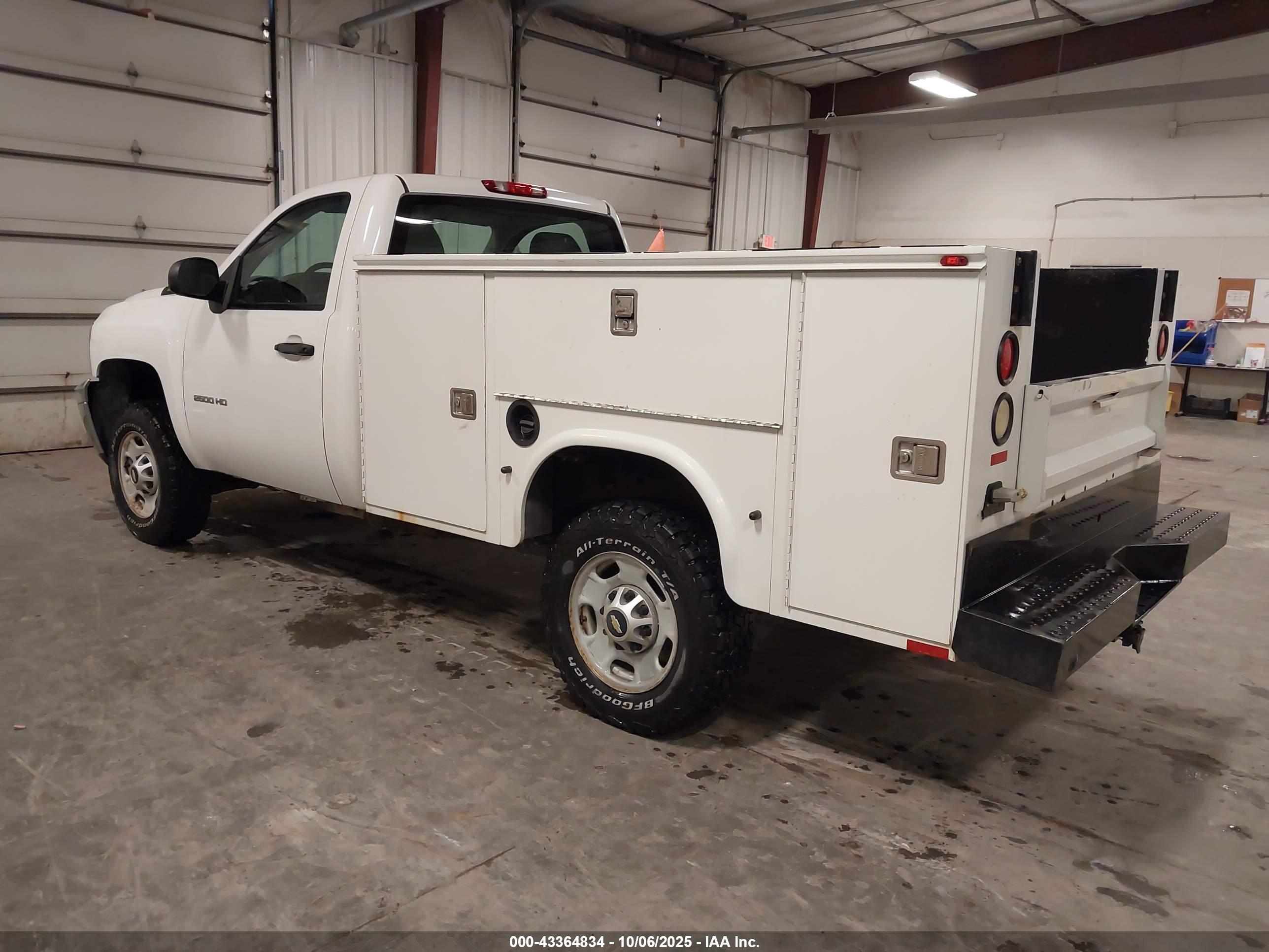 CHEVROLET SILVERADO image 3