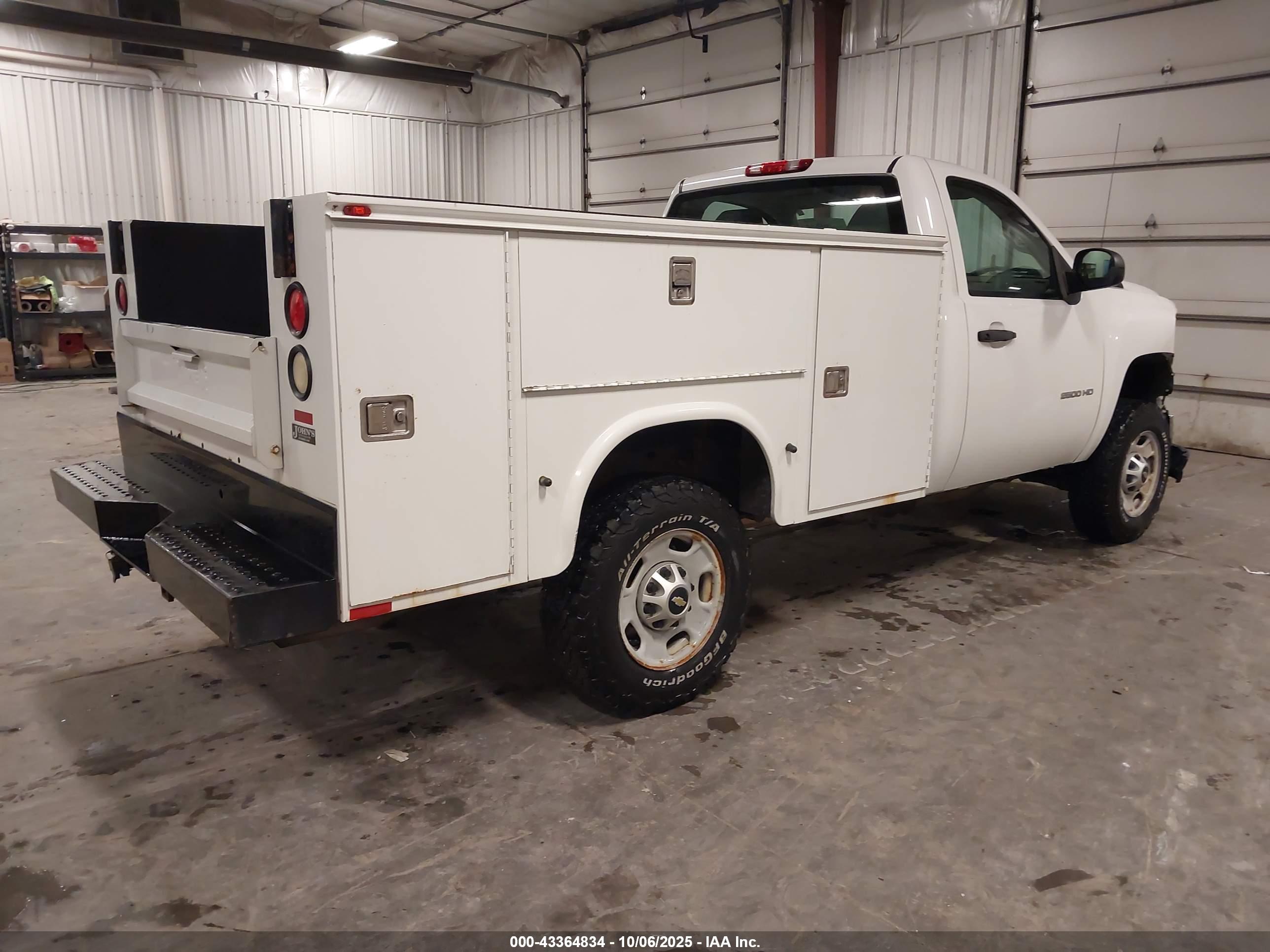 CHEVROLET SILVERADO image 4