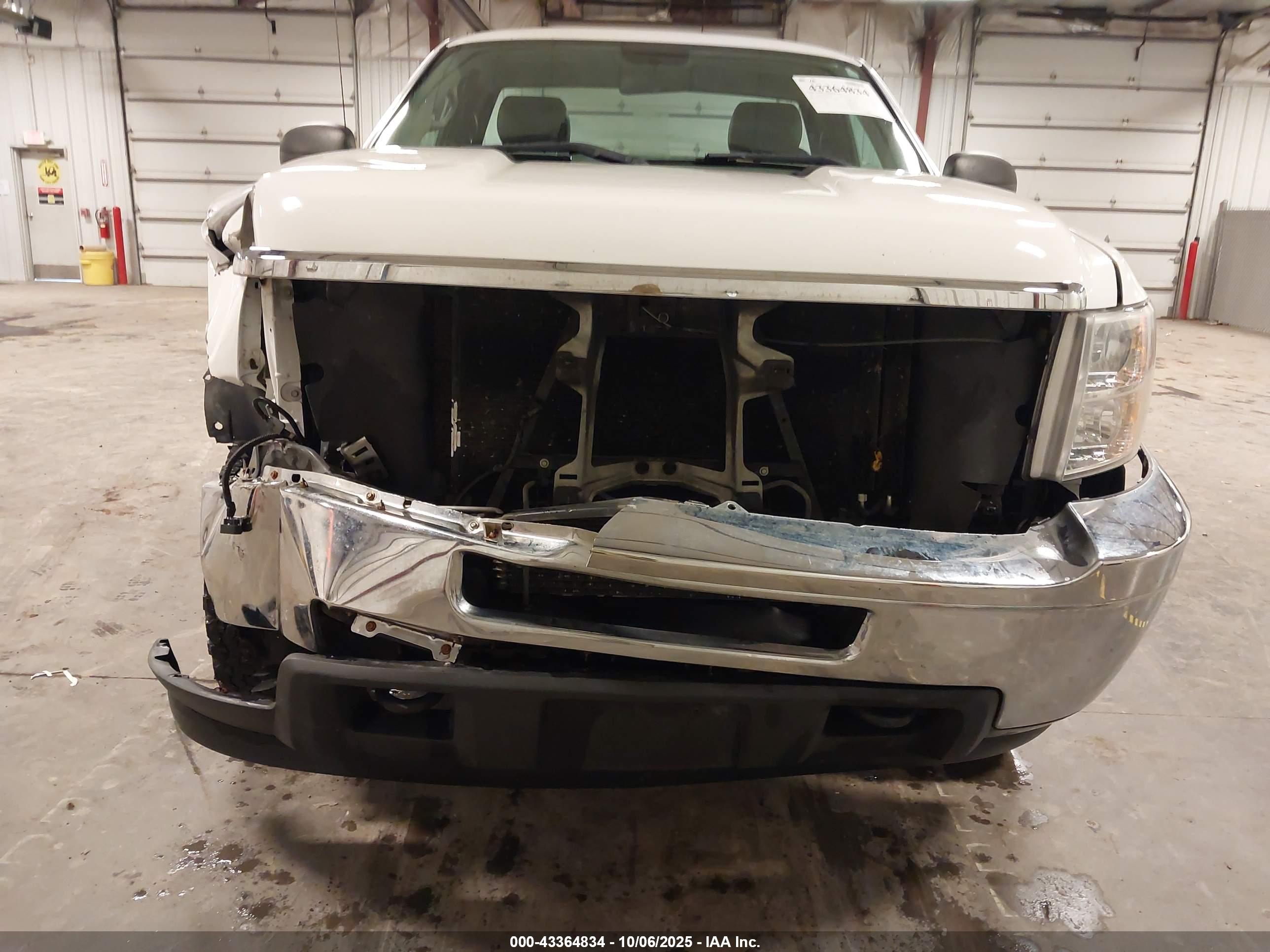 CHEVROLET SILVERADO image 6