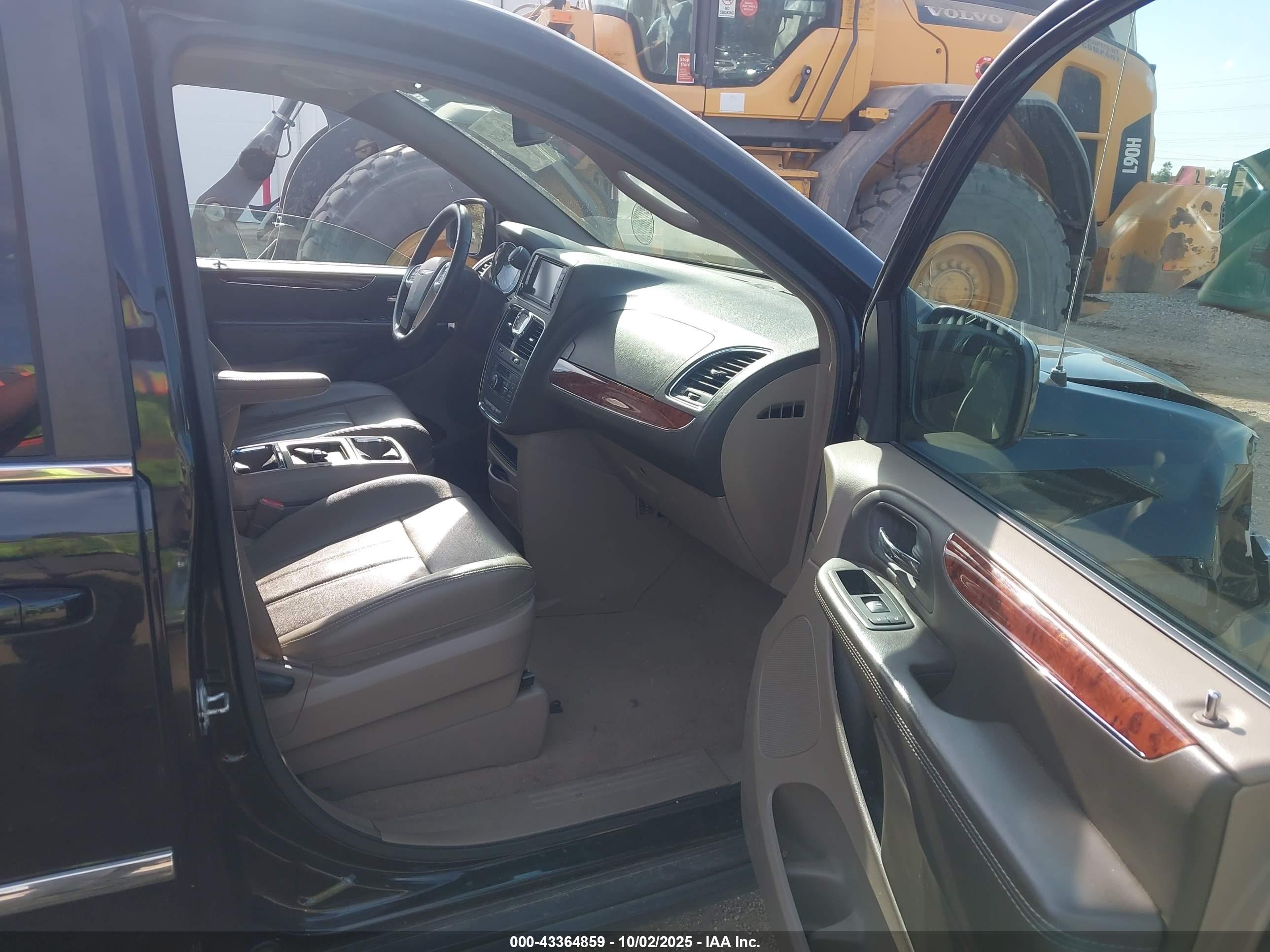 CHRYSLER TOWN image 5
