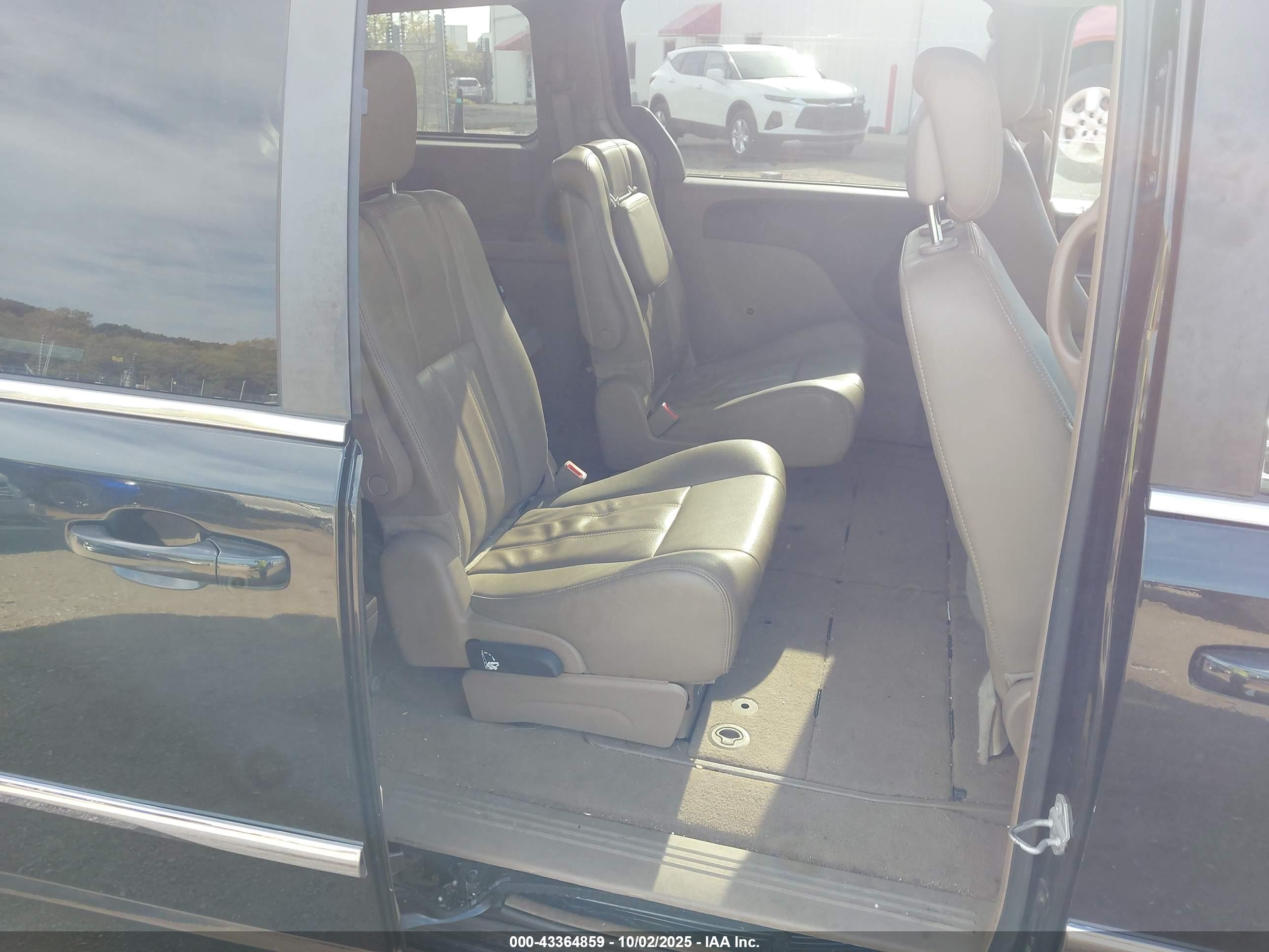 CHRYSLER TOWN image 8
