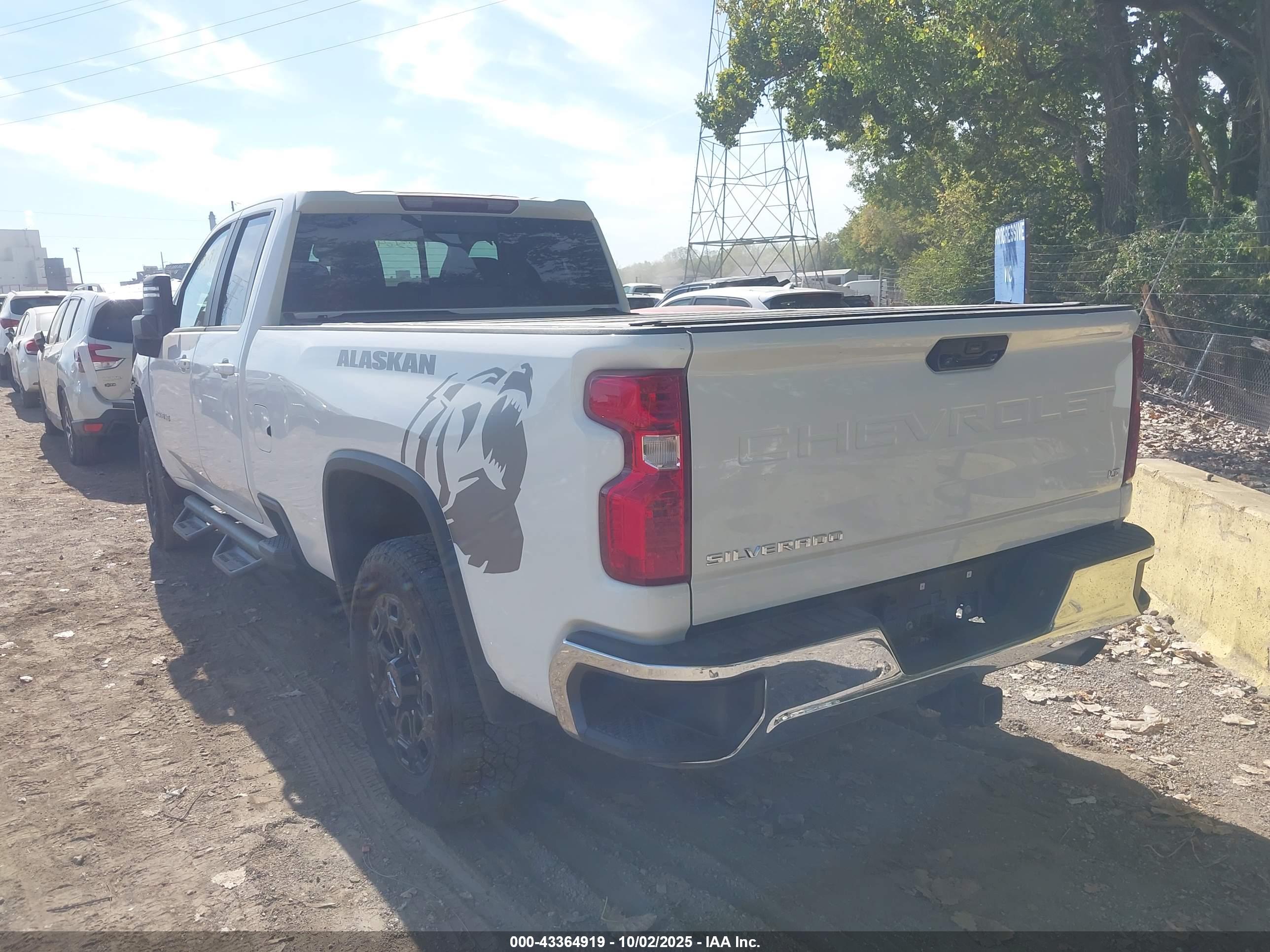 CHEVROLET SILVERADO image 3