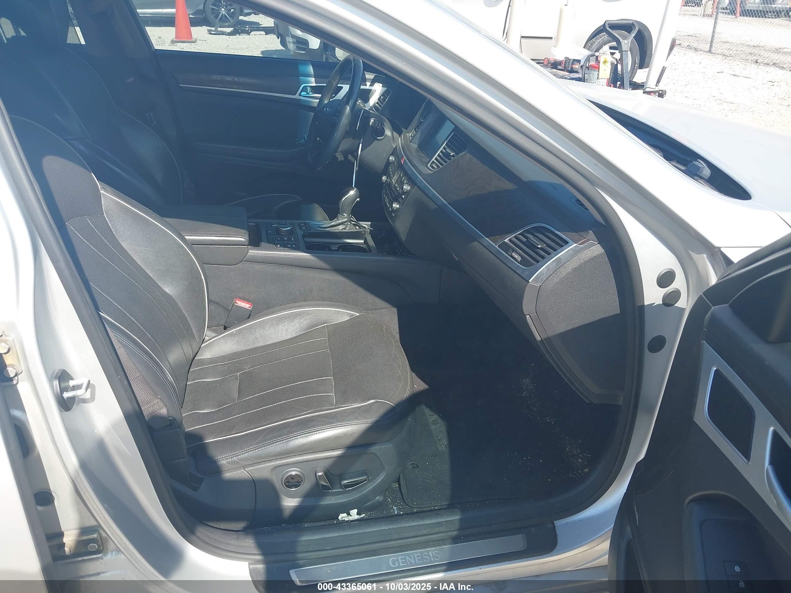 HYUNDAI GENESIS image 5