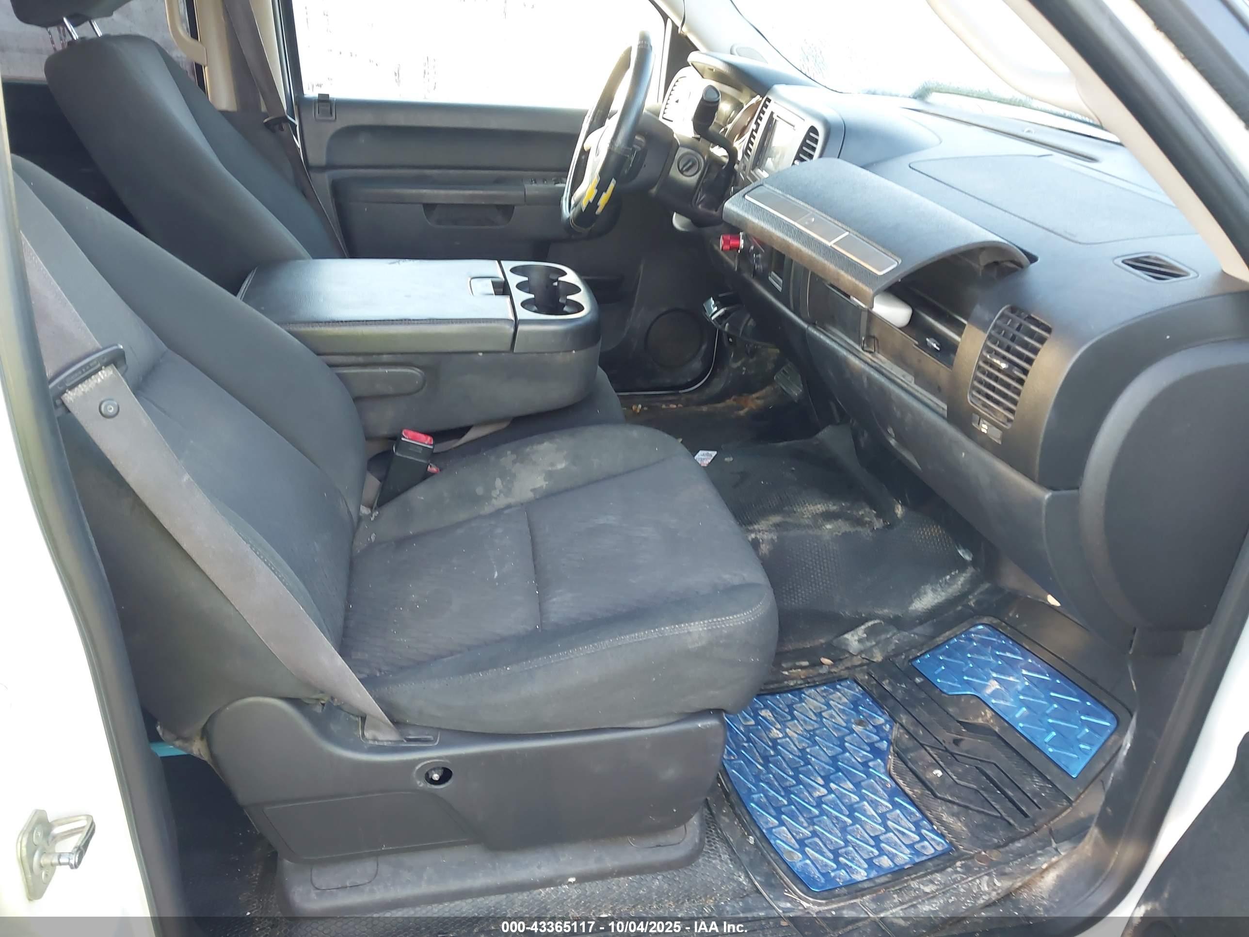 CHEVROLET SILVERADO image 5