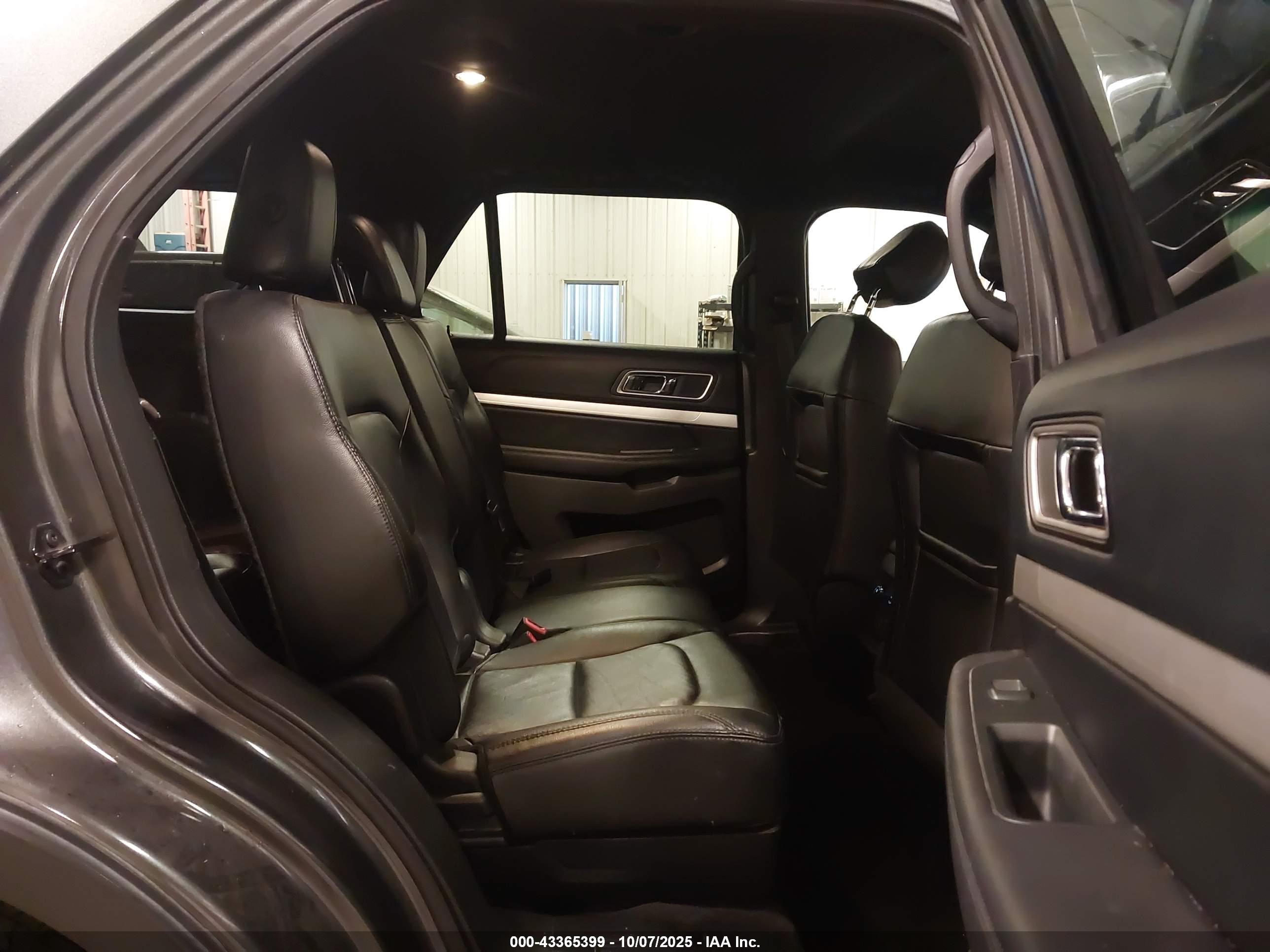 FORD EXPLORER image 8