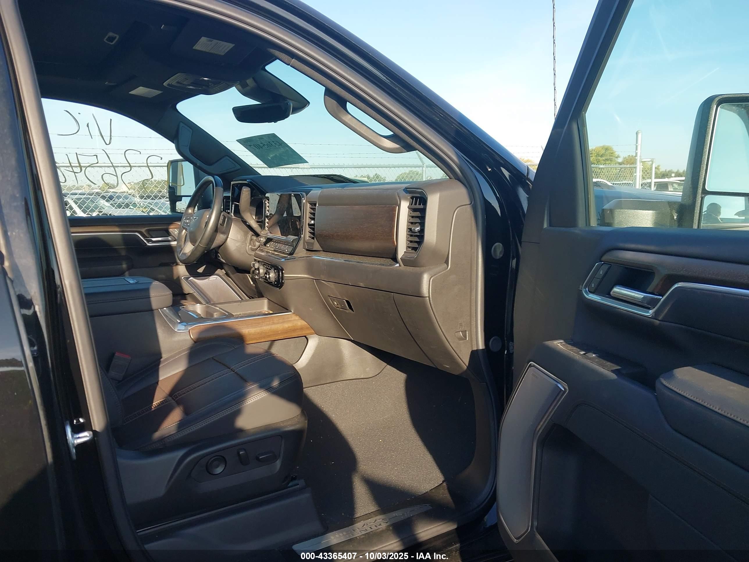 CHEVROLET SILVERADO image 5