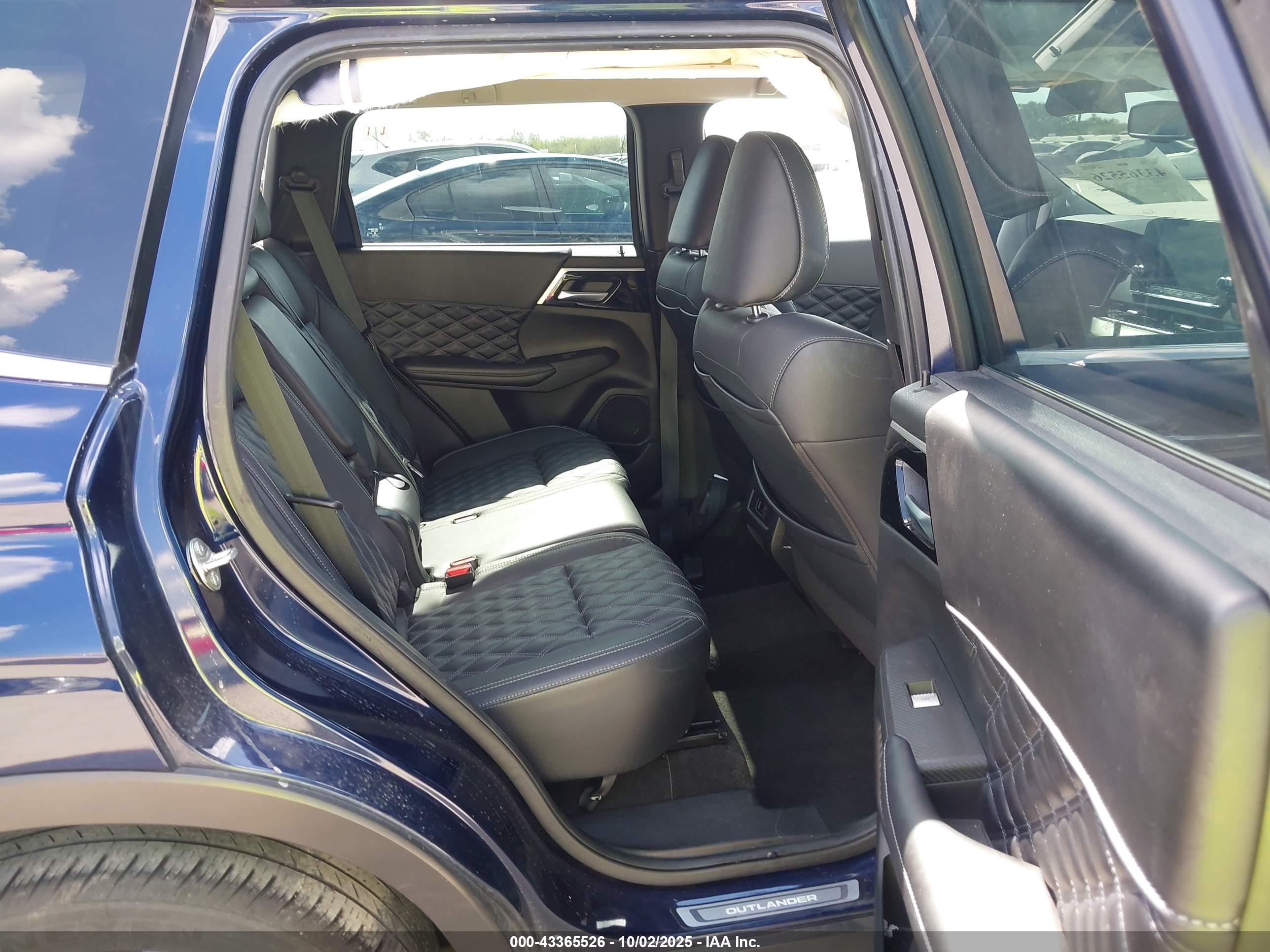 MITSUBISHI OUTLANDER image 8