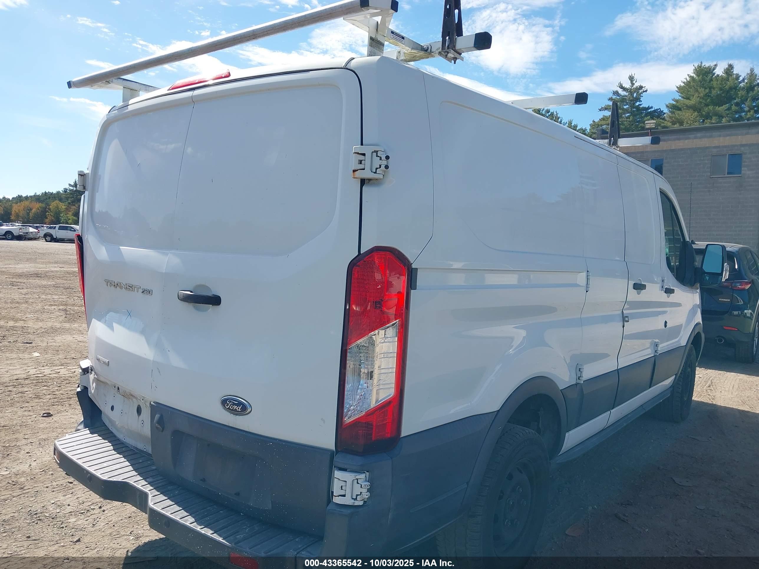 FORD TRANSIT-250 image 4