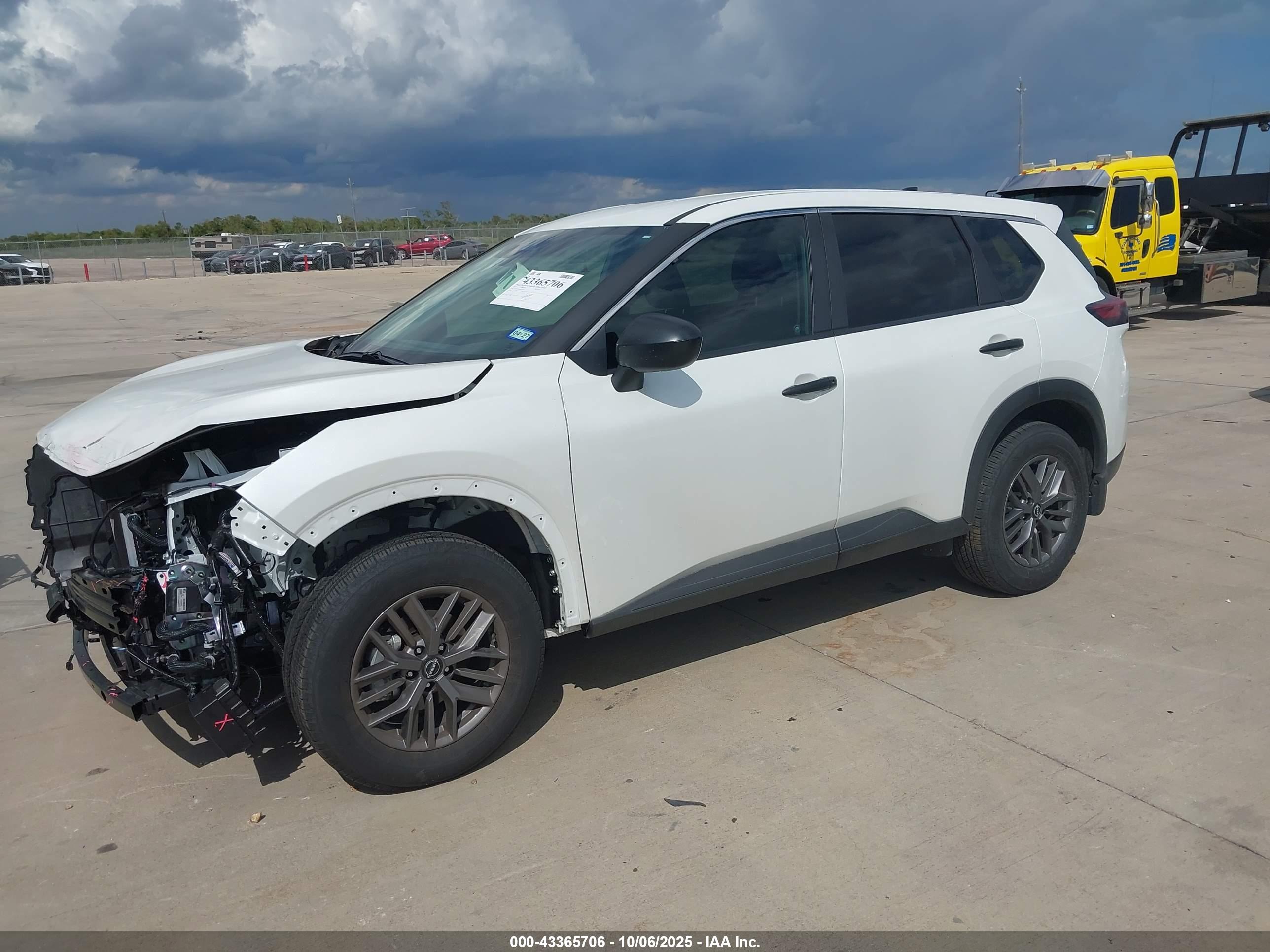 NISSAN ROGUE image 2
