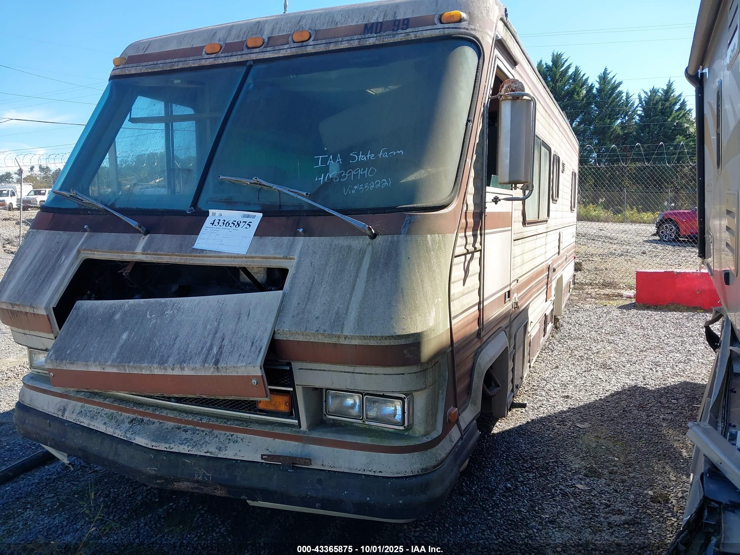 CHEVROLET P30 image 2