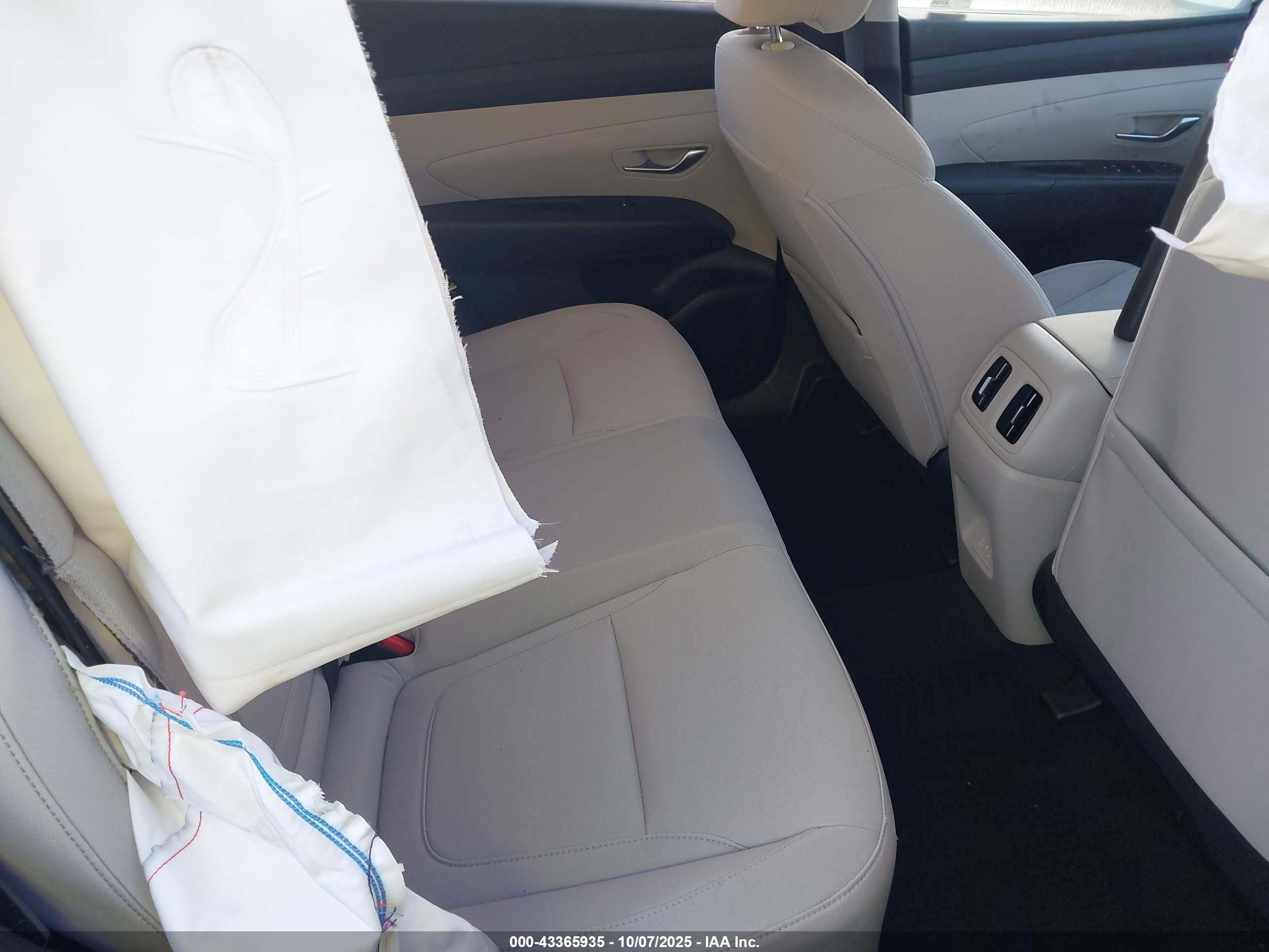 HYUNDAI TUCSON image 8