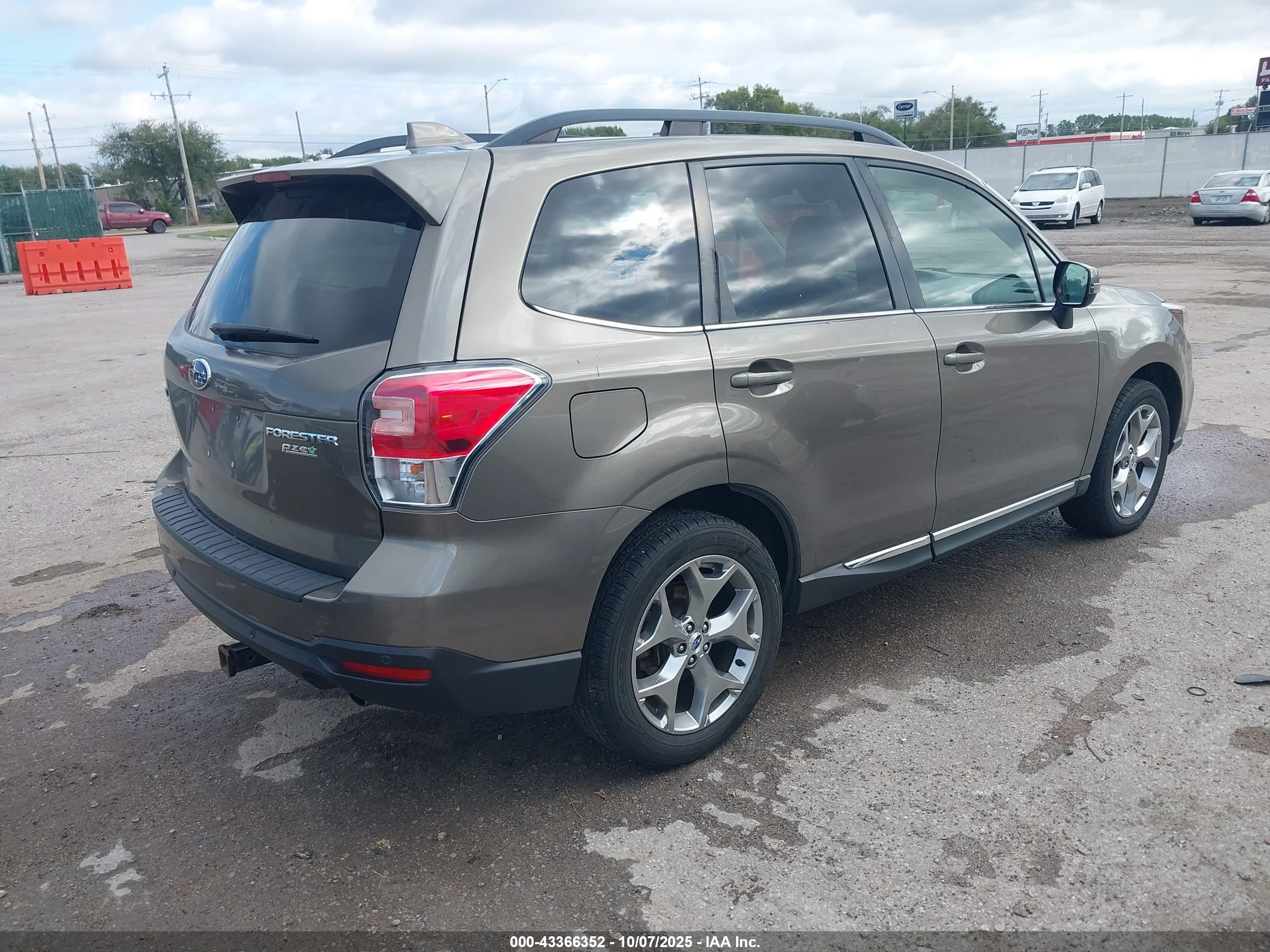 SUBARU FORESTER image 4