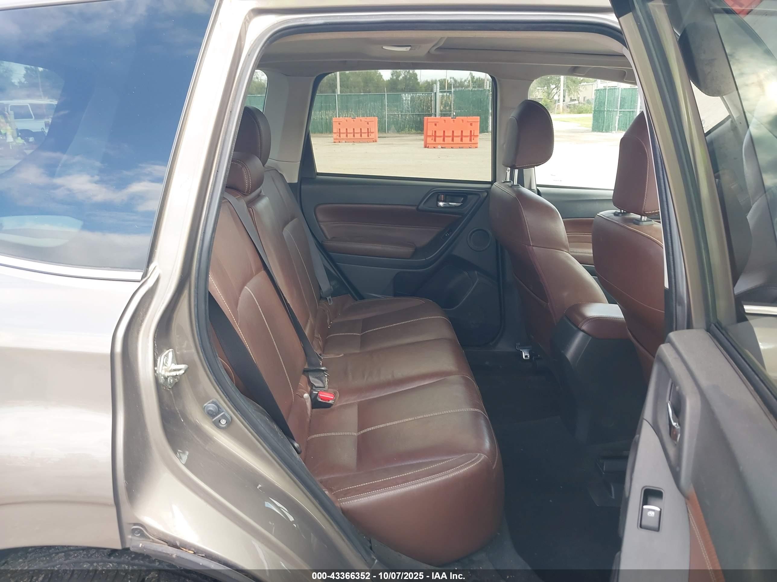 SUBARU FORESTER image 8
