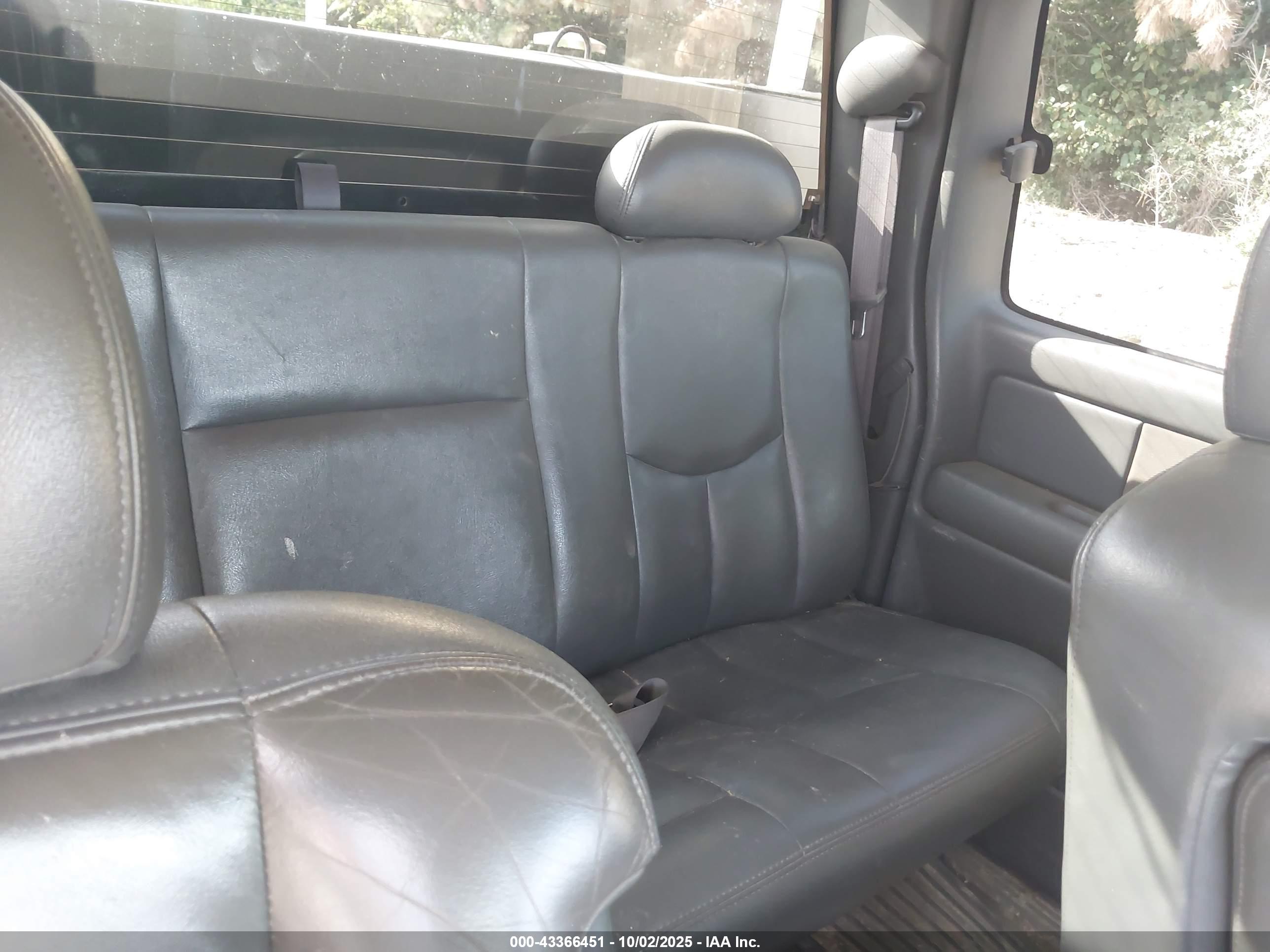 CHEVROLET SILVERADO image 8