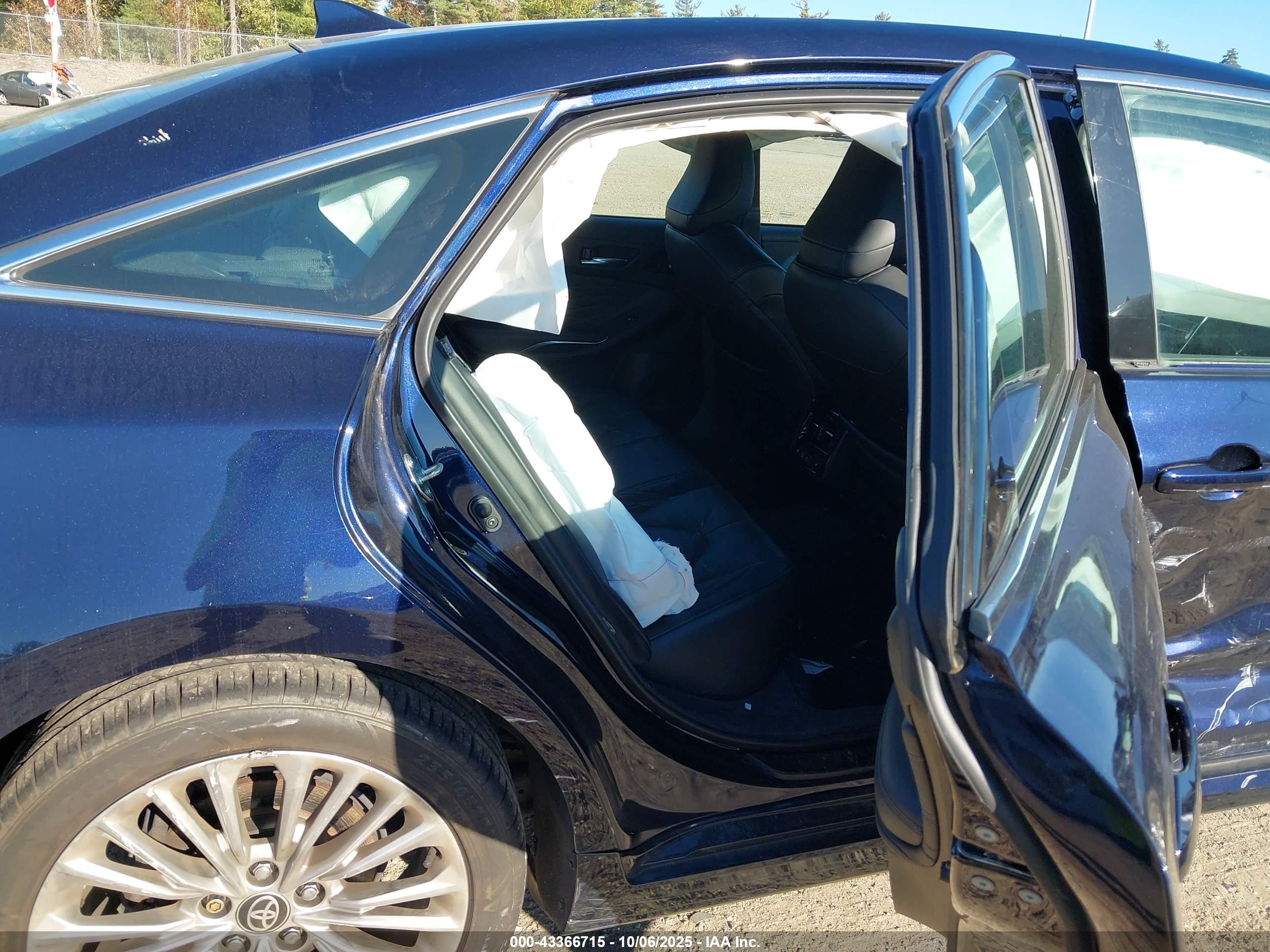 TOYOTA AVALON image 8